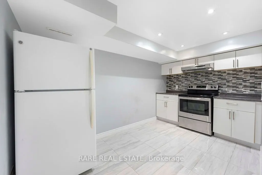 733 Eaglemount Crescent #Lower