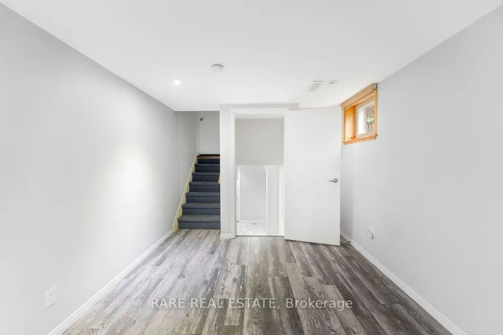733 Eaglemount Crescent #Lower