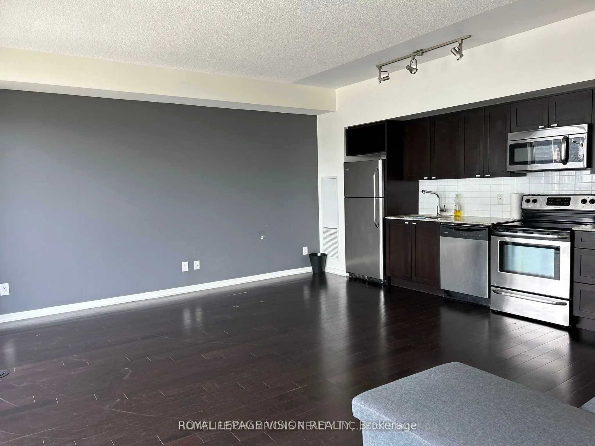 105 The Queensway #2016