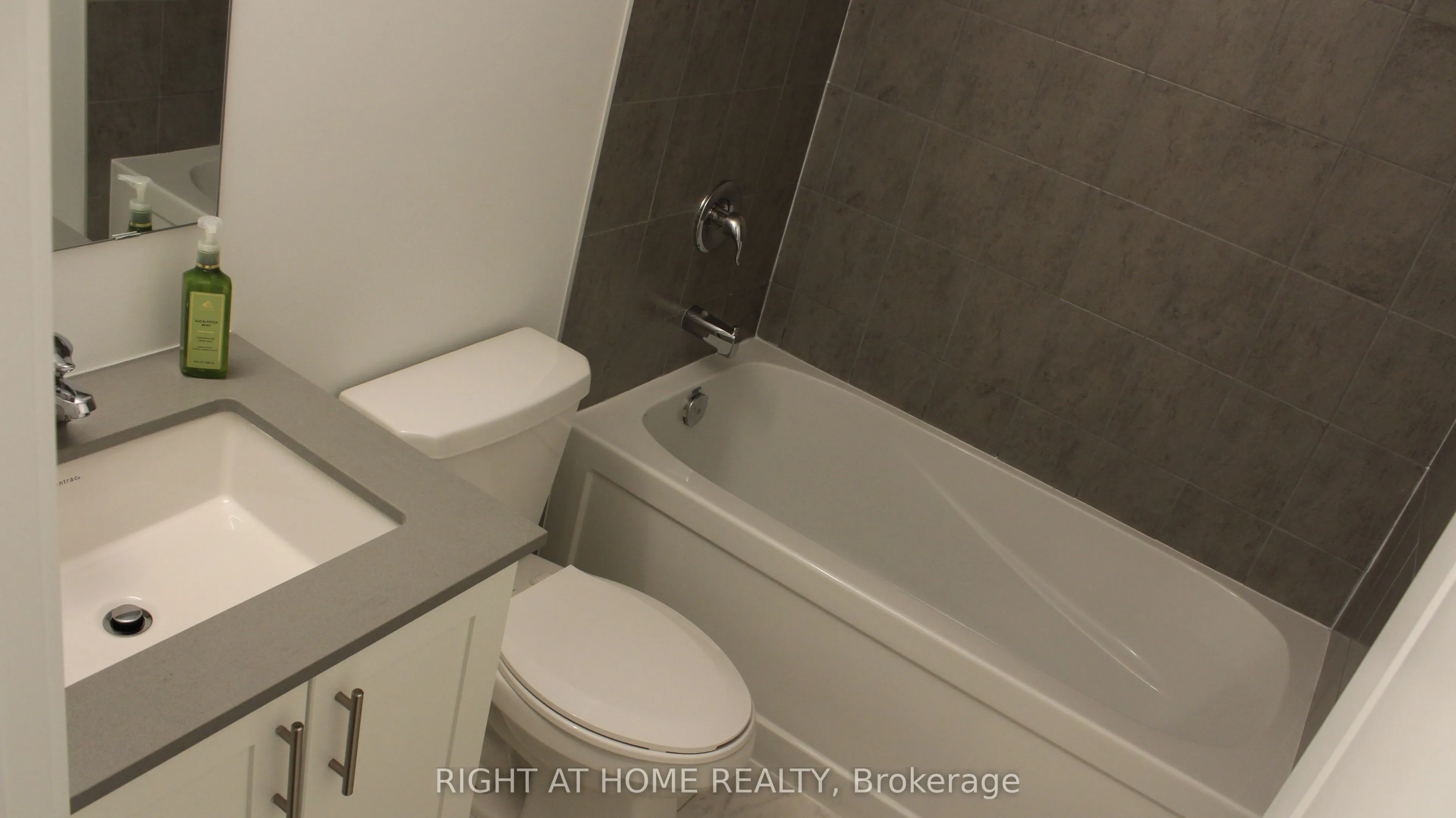 1075 Douglas Mccurdy Common #249