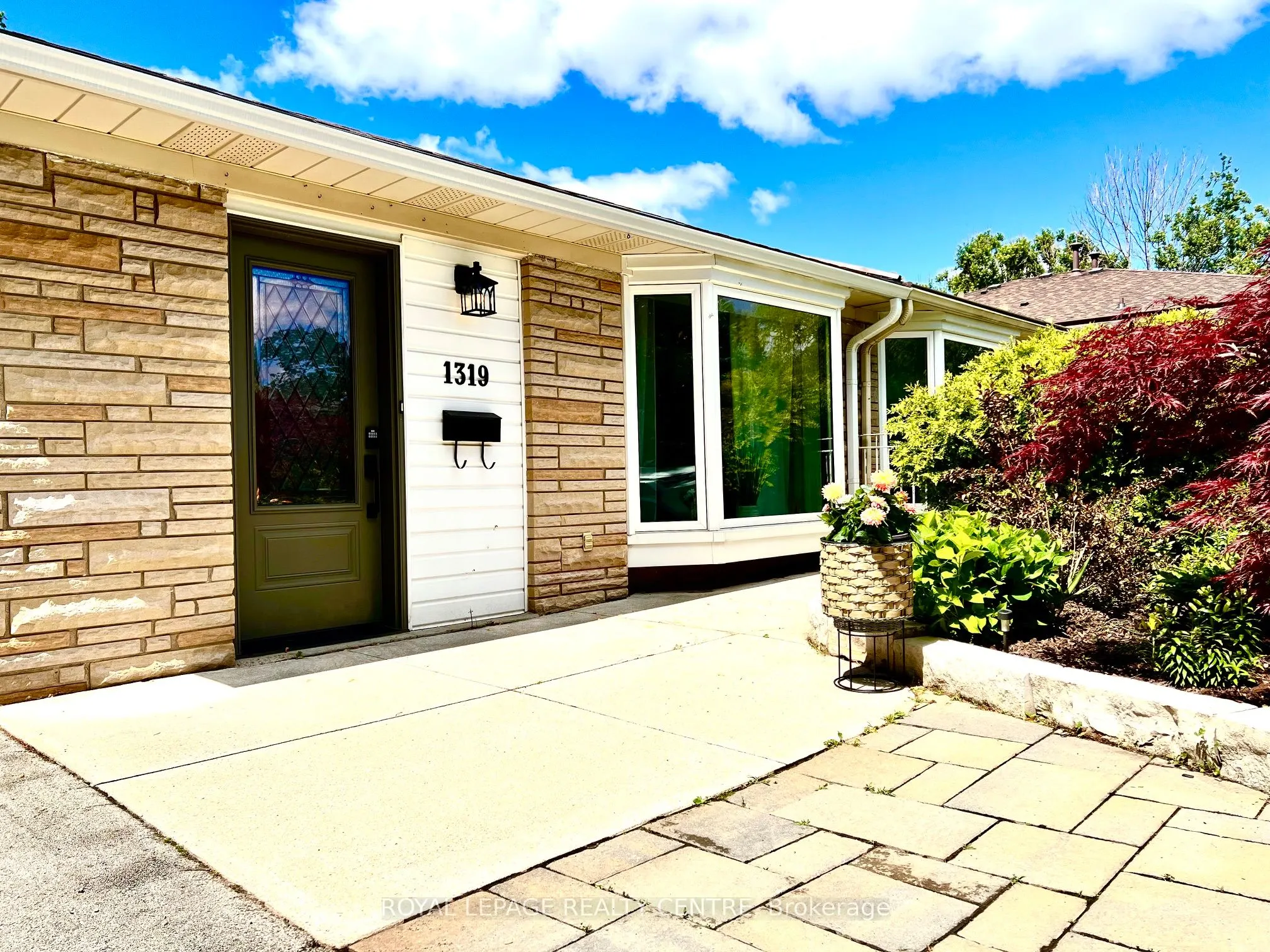 1319 Redbank Crescent