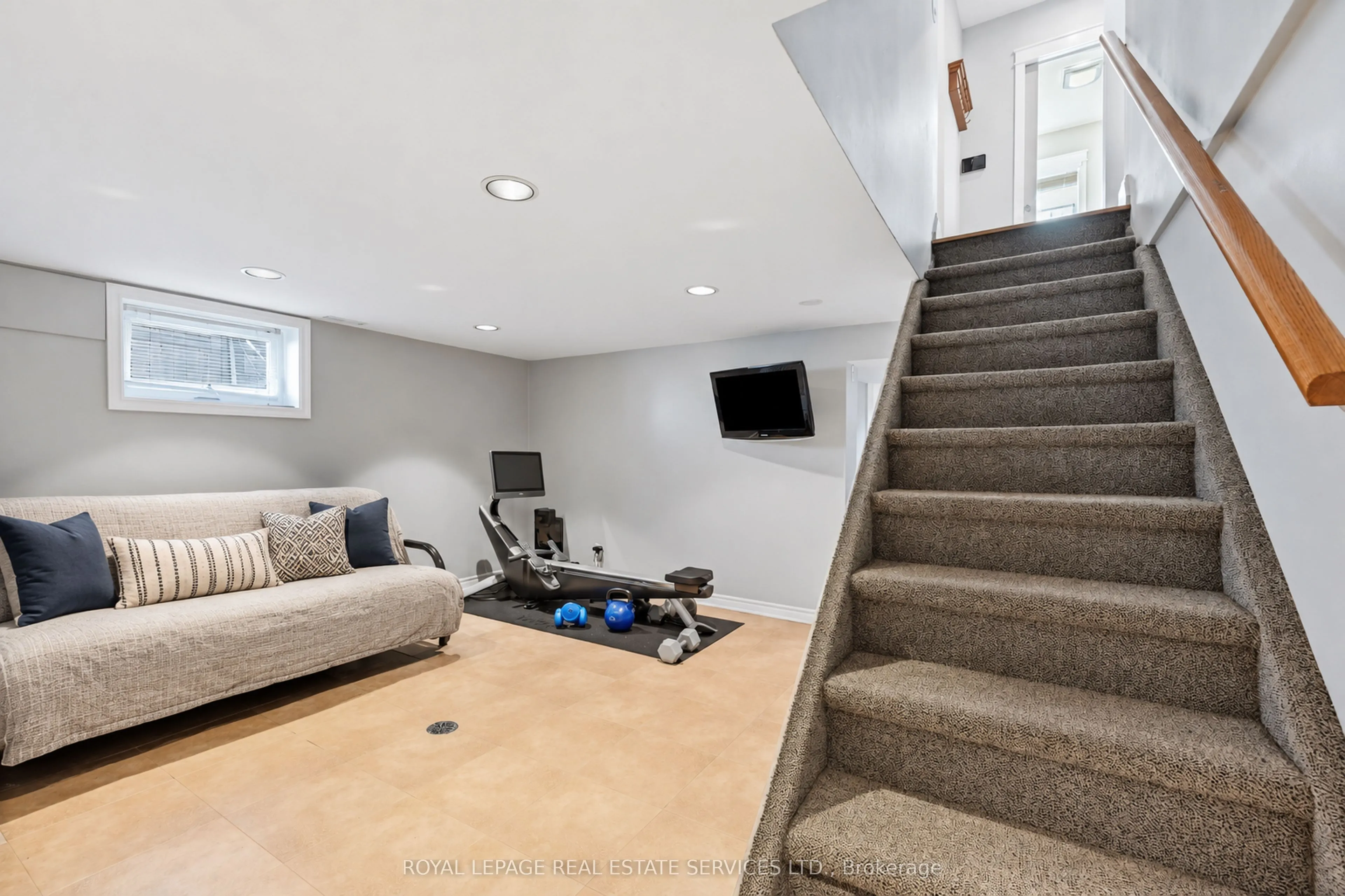32 Anderson Street