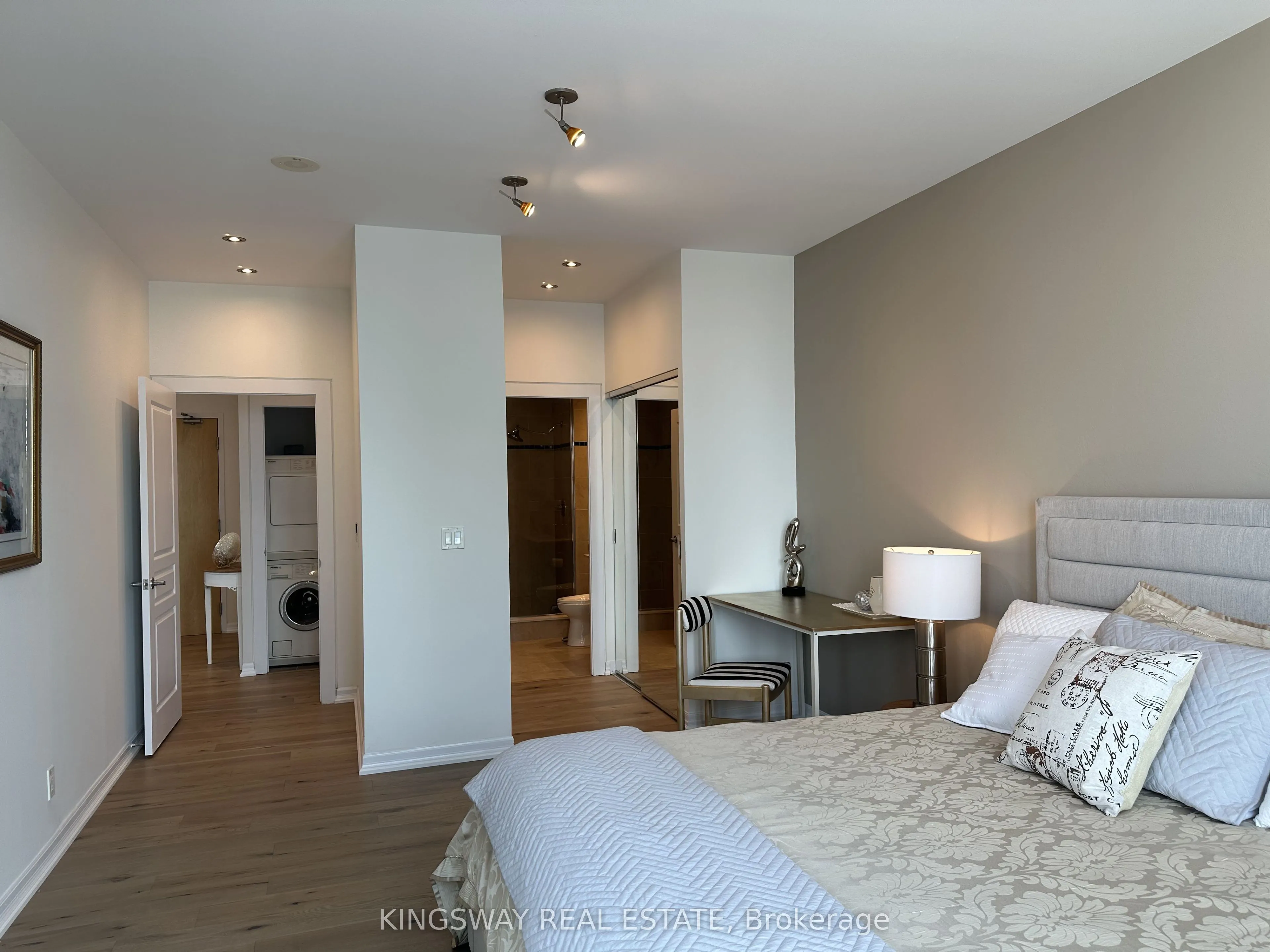 220 Burnhamthorpe Road W #3404
