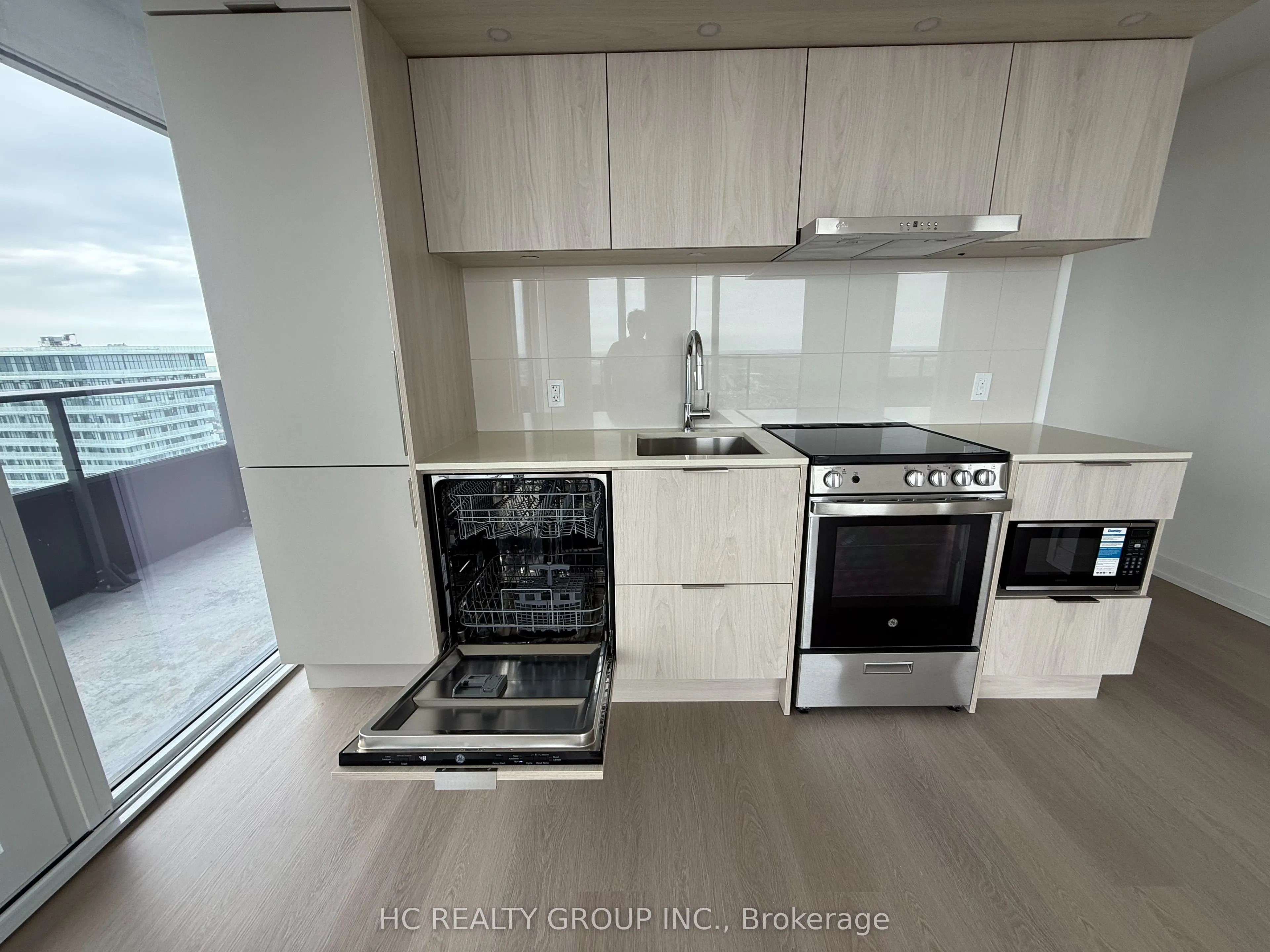 448 Burnhamthorpe Road #6305