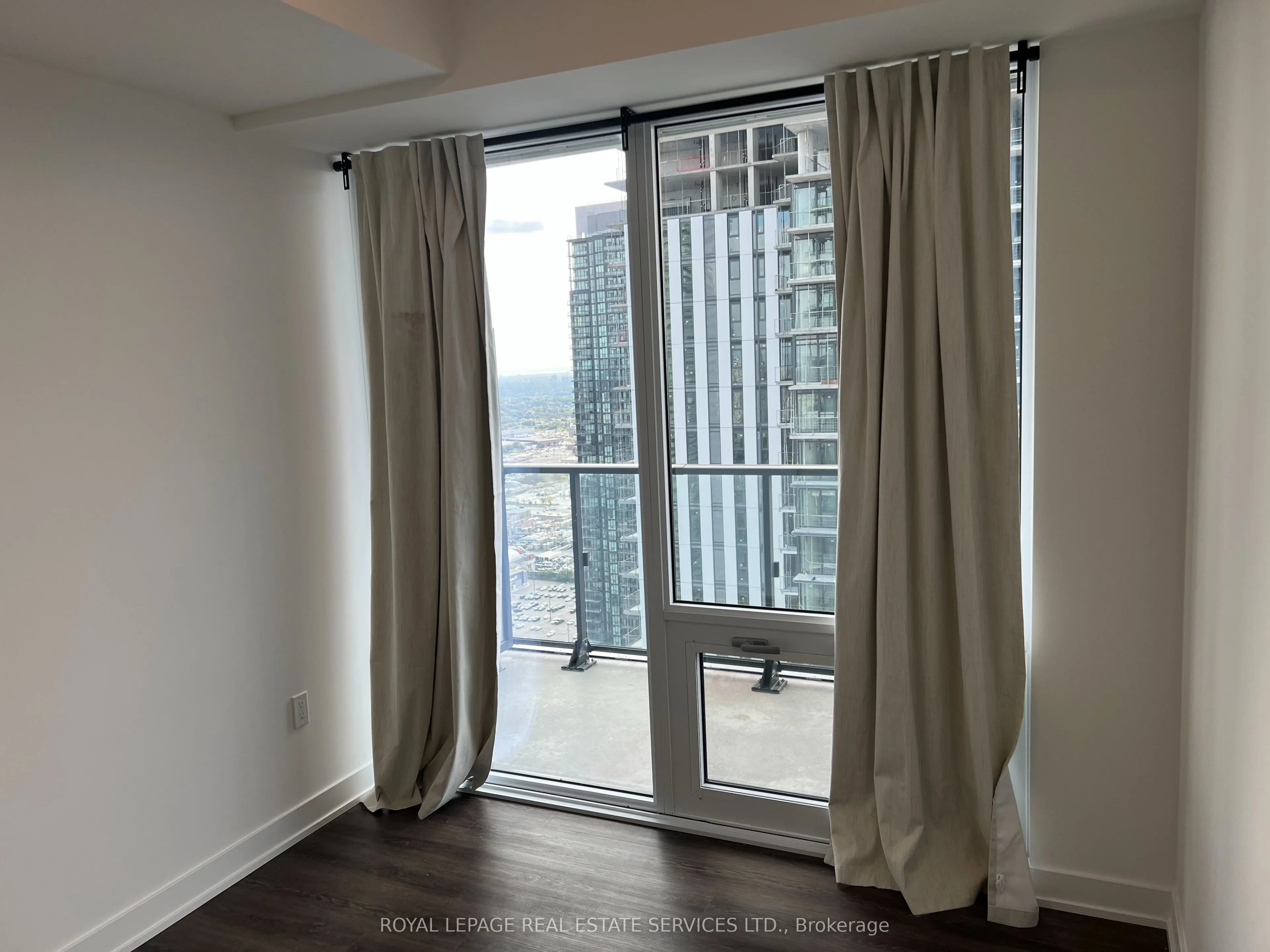 448 Burnhamthorpe Road #3702