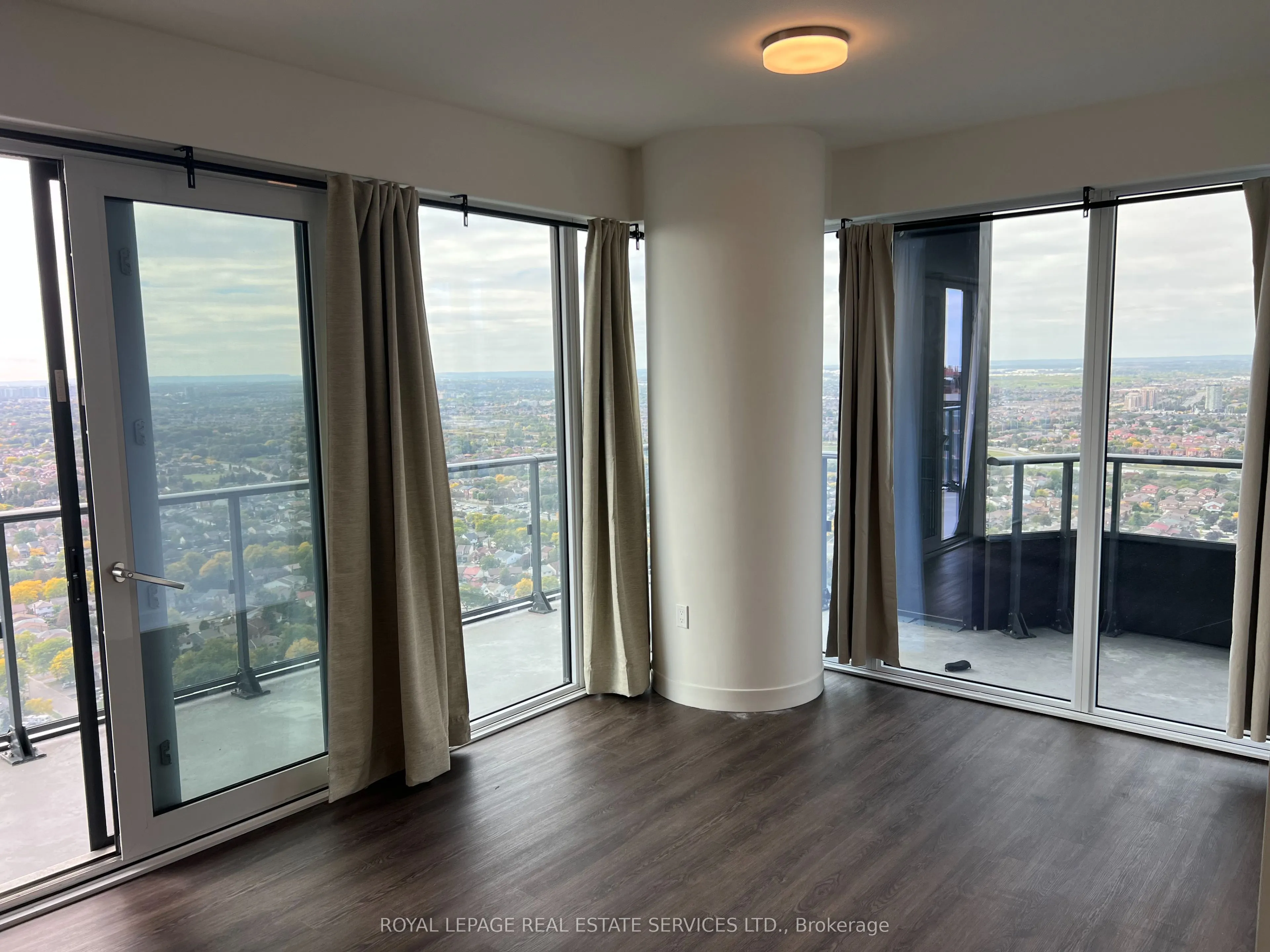 448 Burnhamthorpe Road #3702