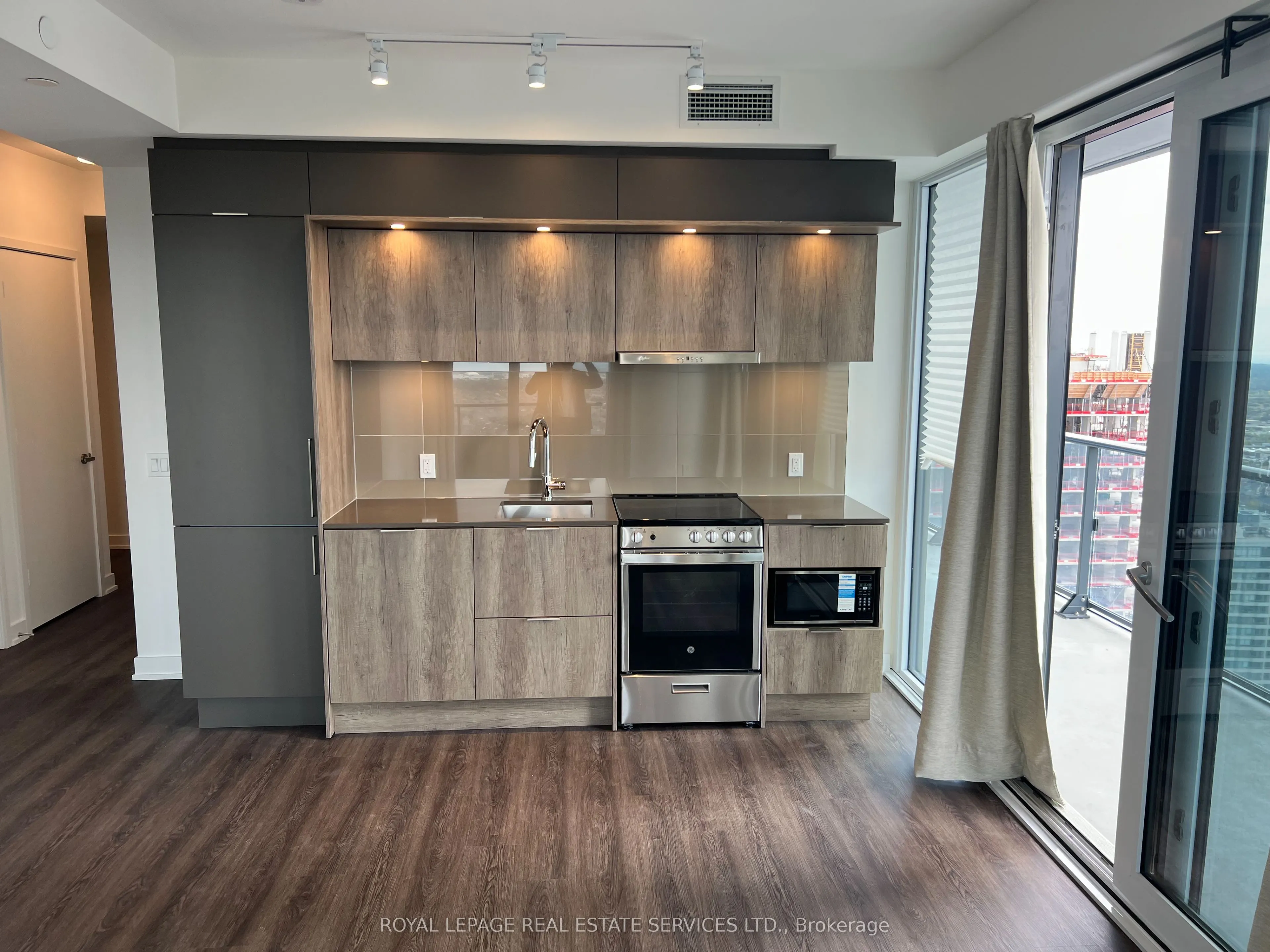 448 Burnhamthorpe Road #3702