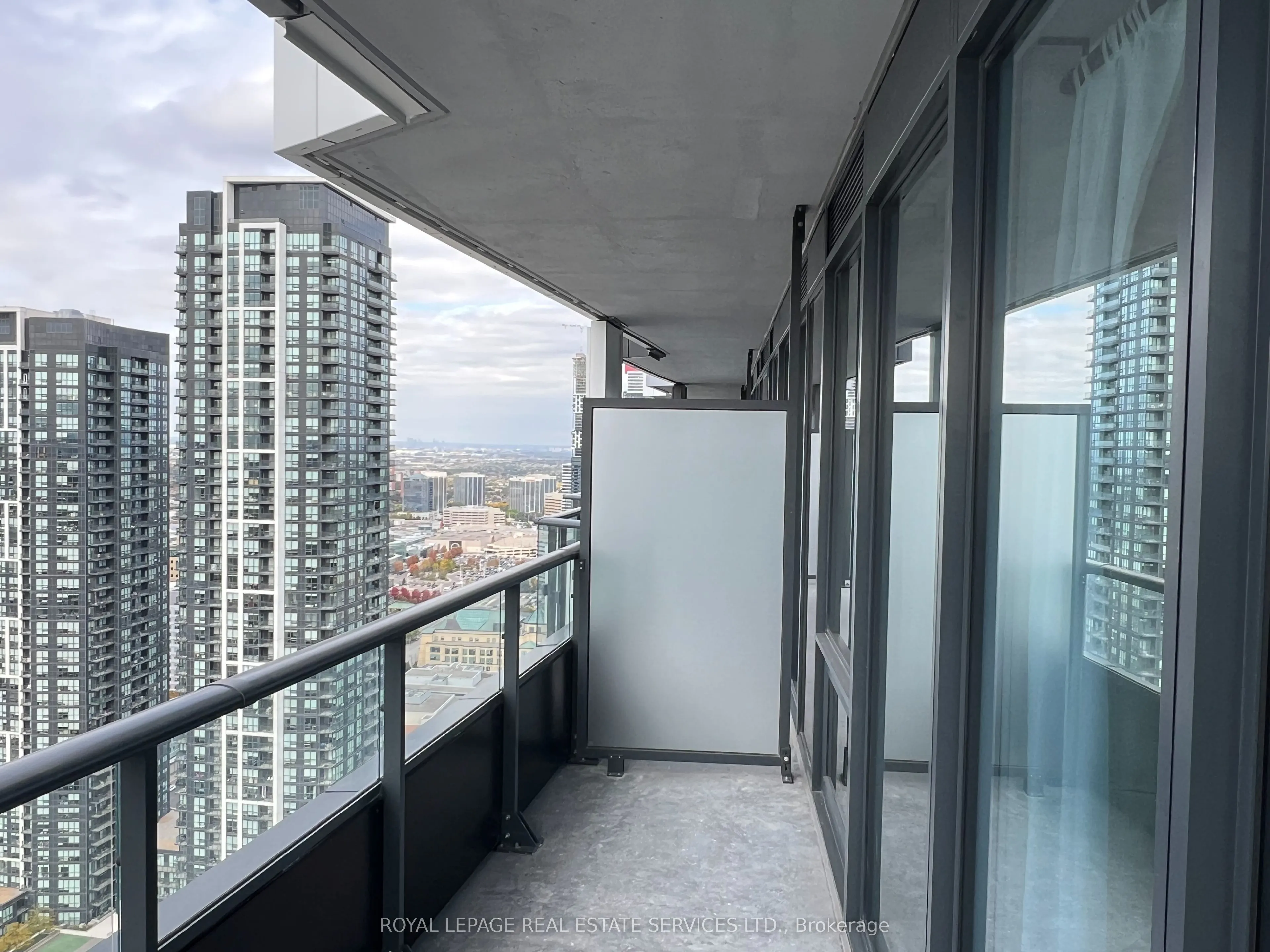 448 Burnhamthorpe Road #3702