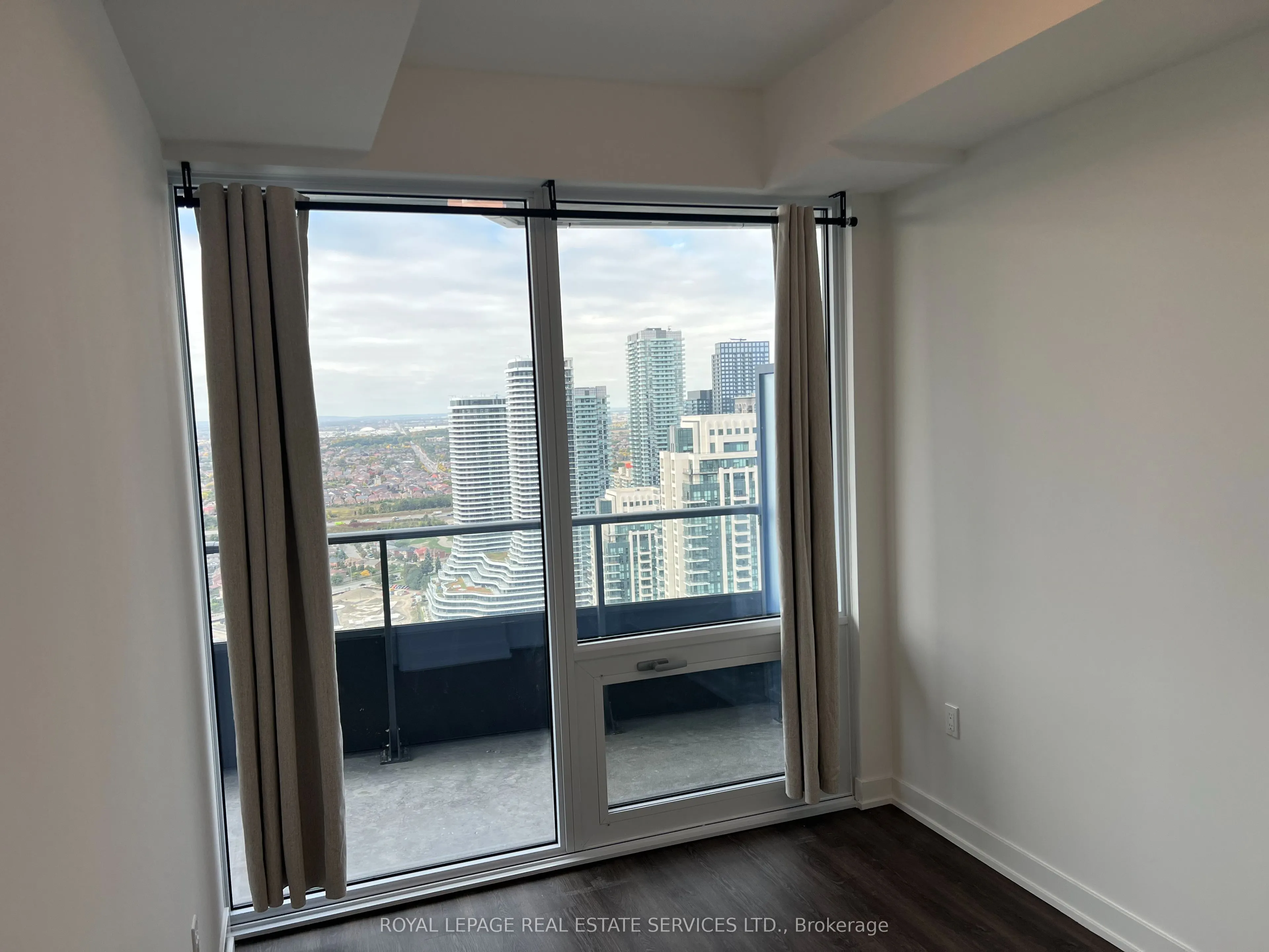 448 Burnhamthorpe Road #3702