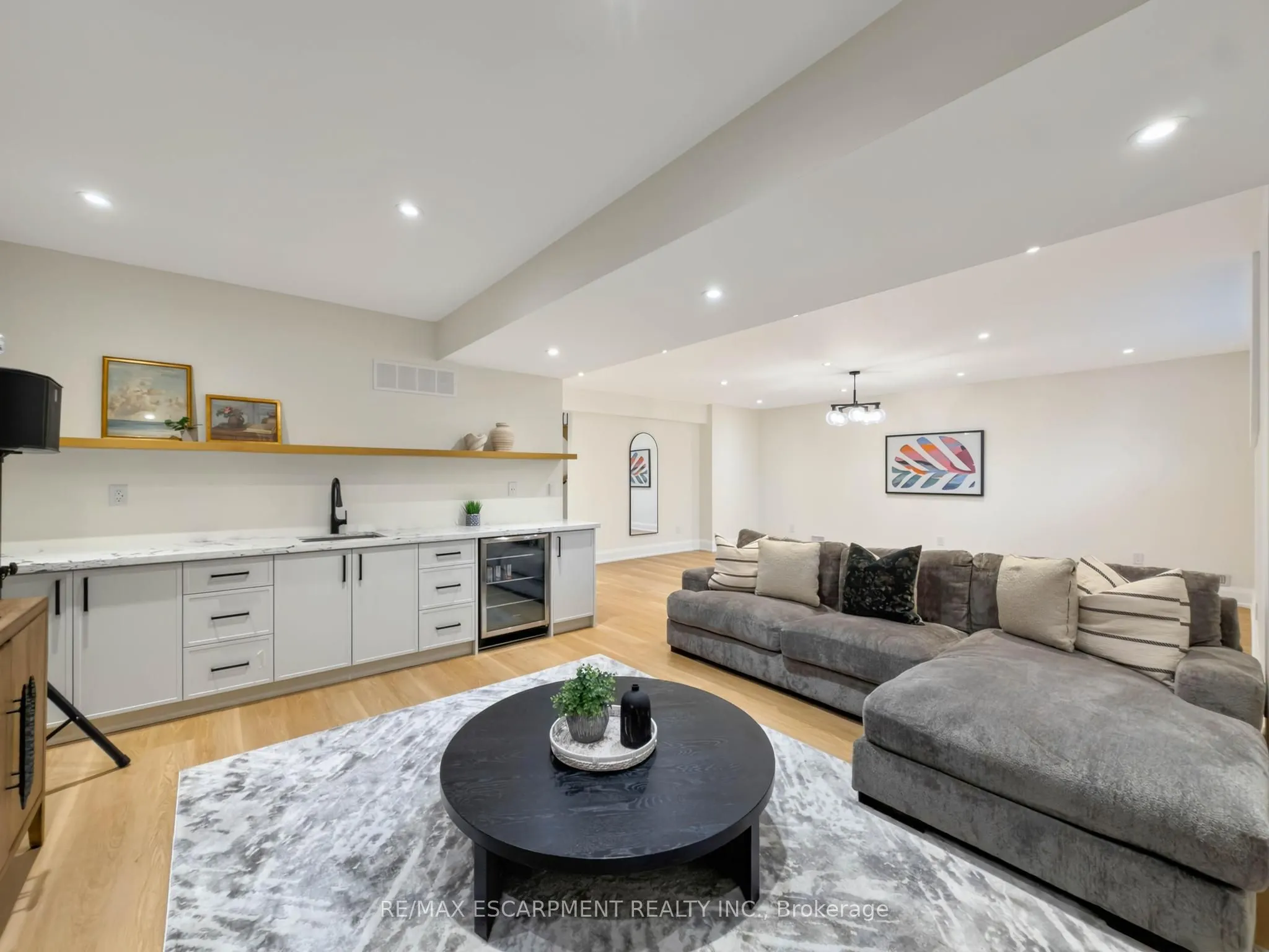260 Kent Crescent