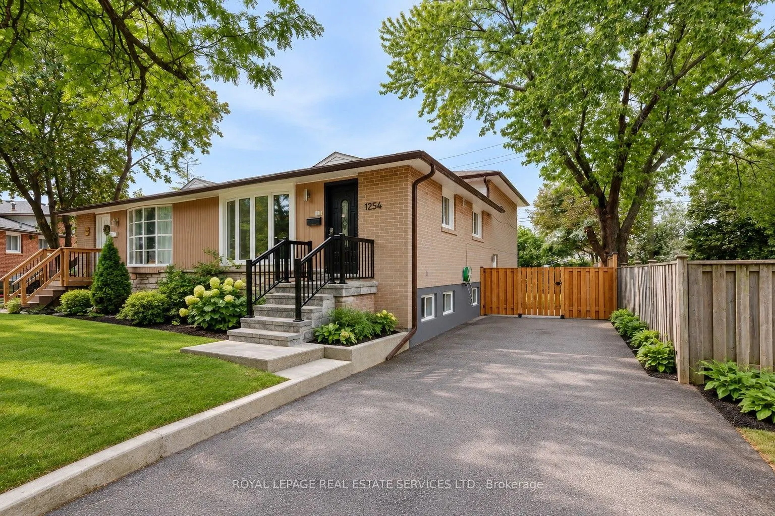 1254 Napier Crescent