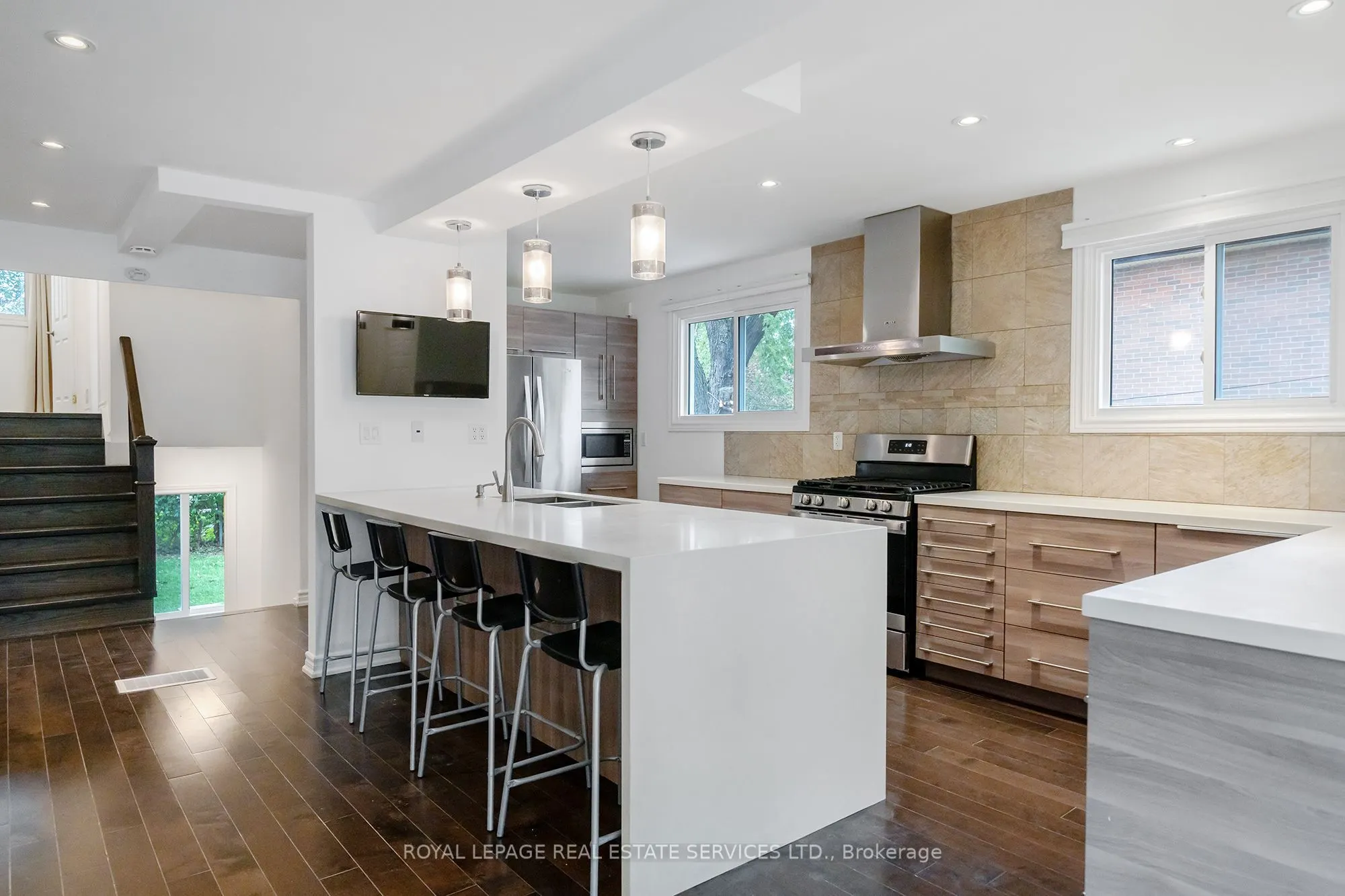 1254 Napier Crescent