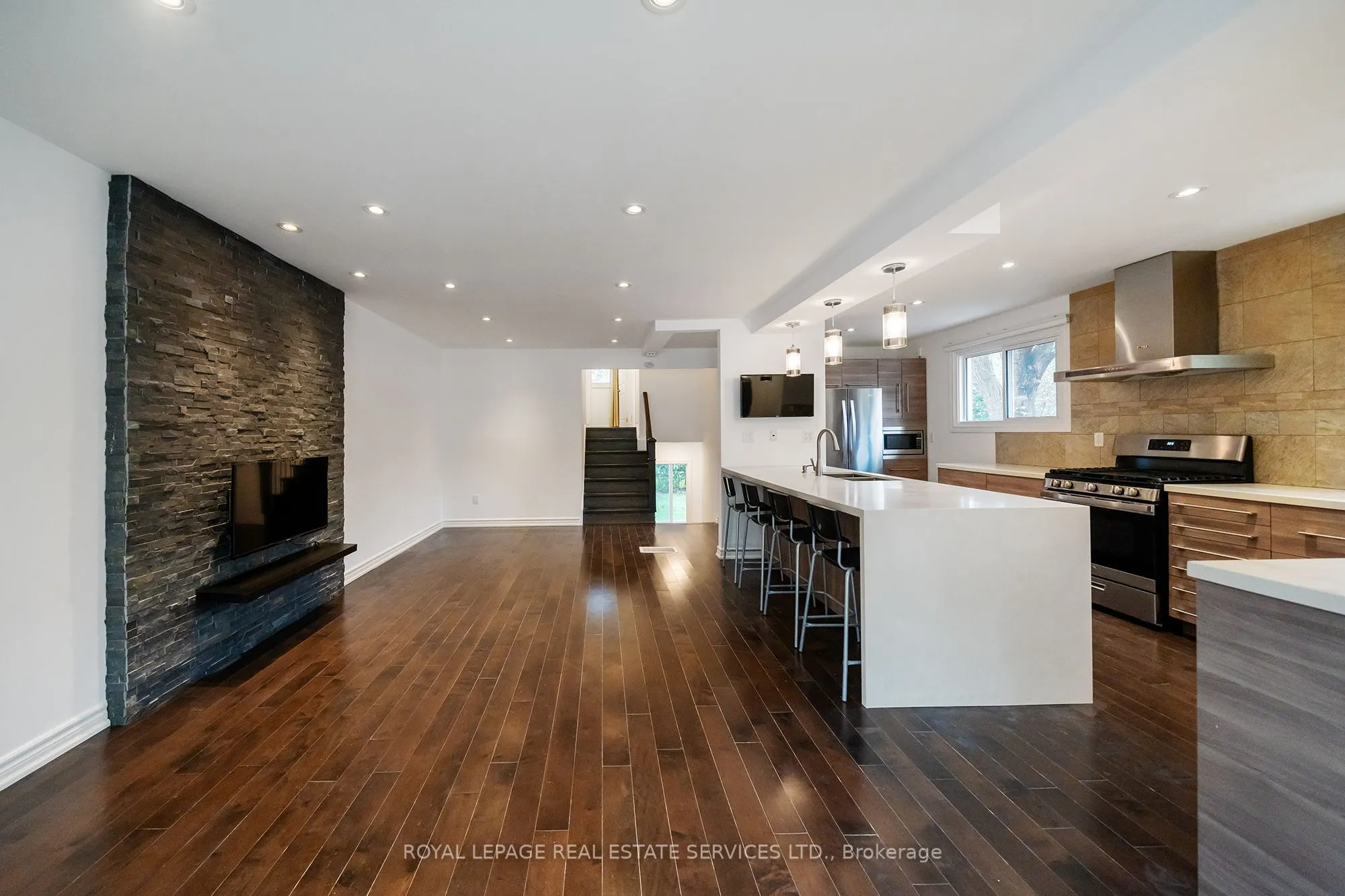 1254 Napier Crescent
