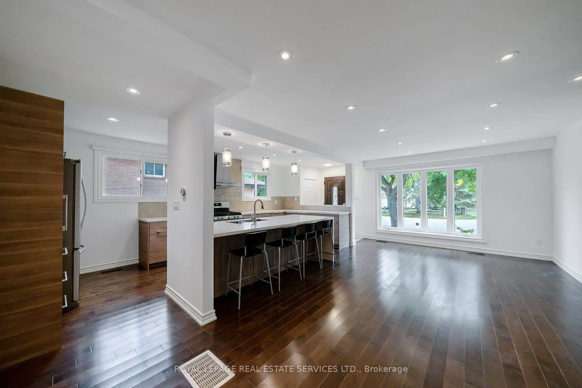 1254 Napier Crescent