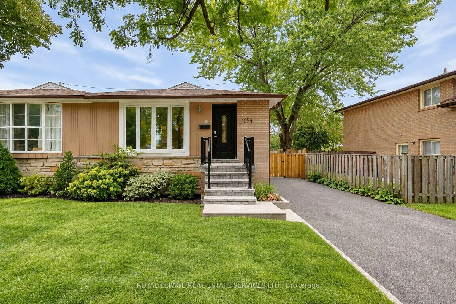 1254 Napier Crescent