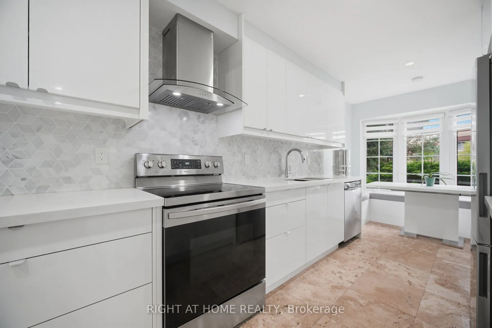 1527 Forestdale Court