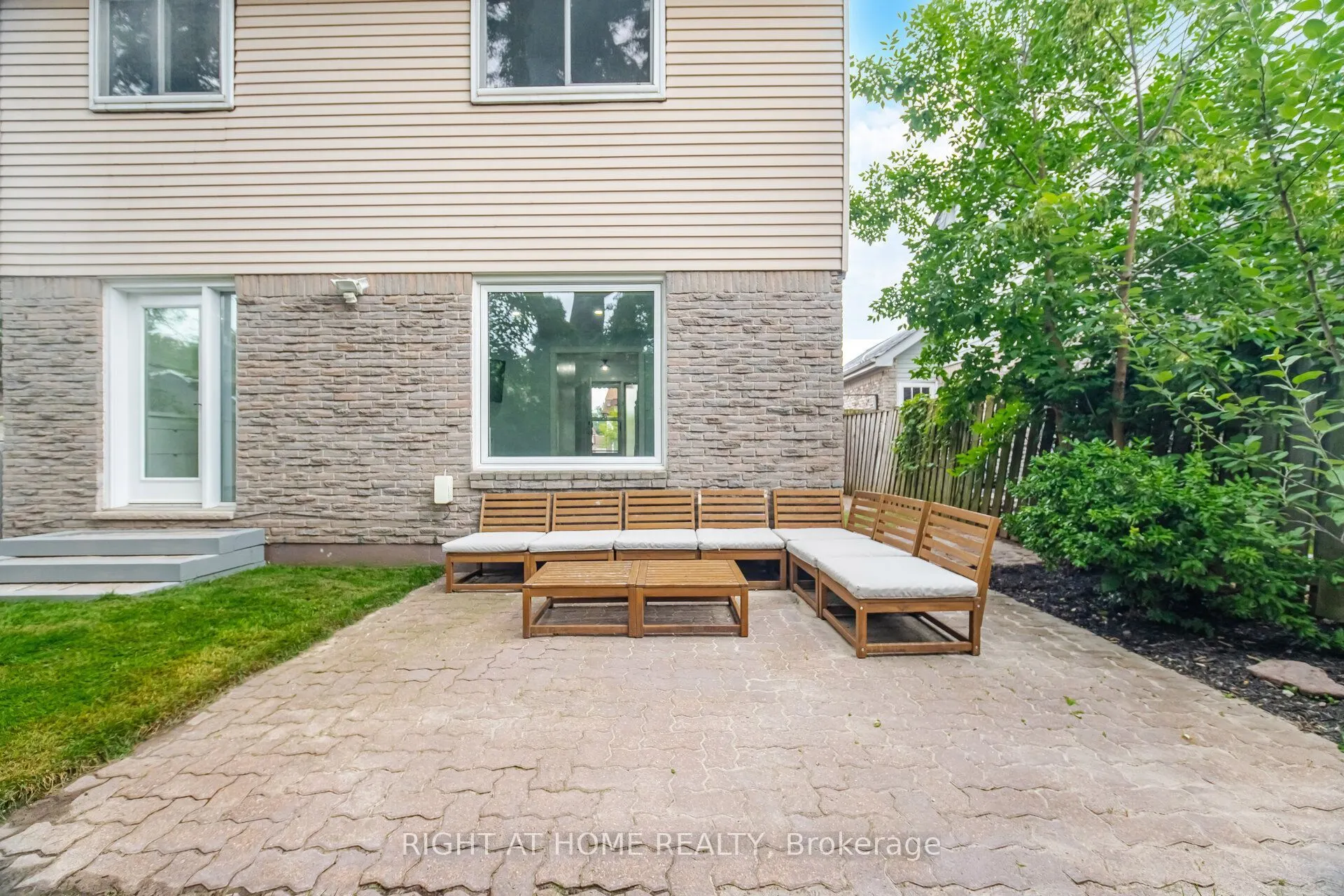 1527 Forestdale Court