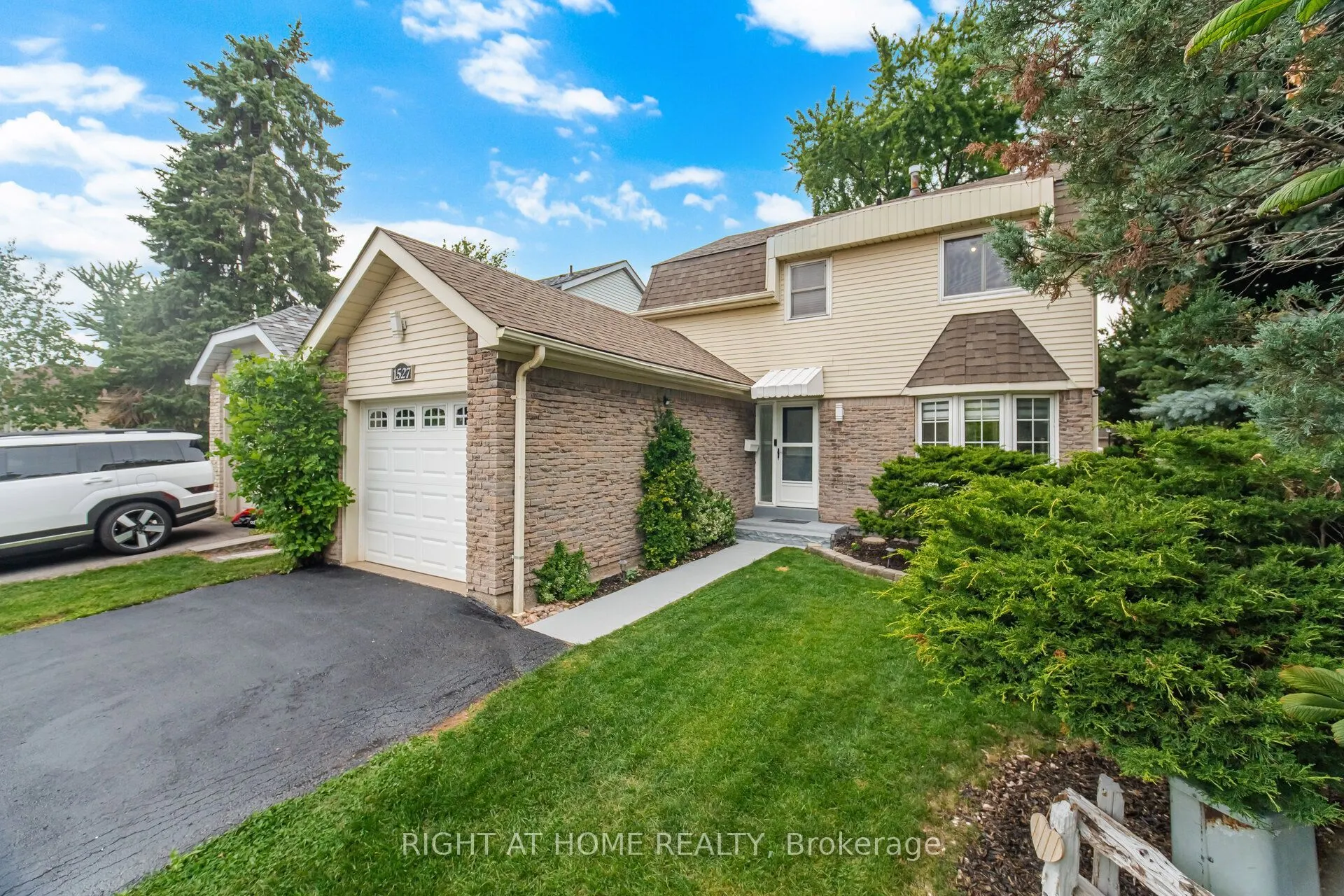 1527 Forestdale Court
