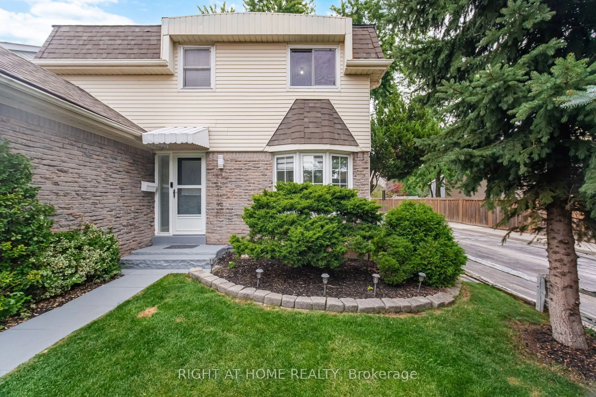 1527 Forestdale Court