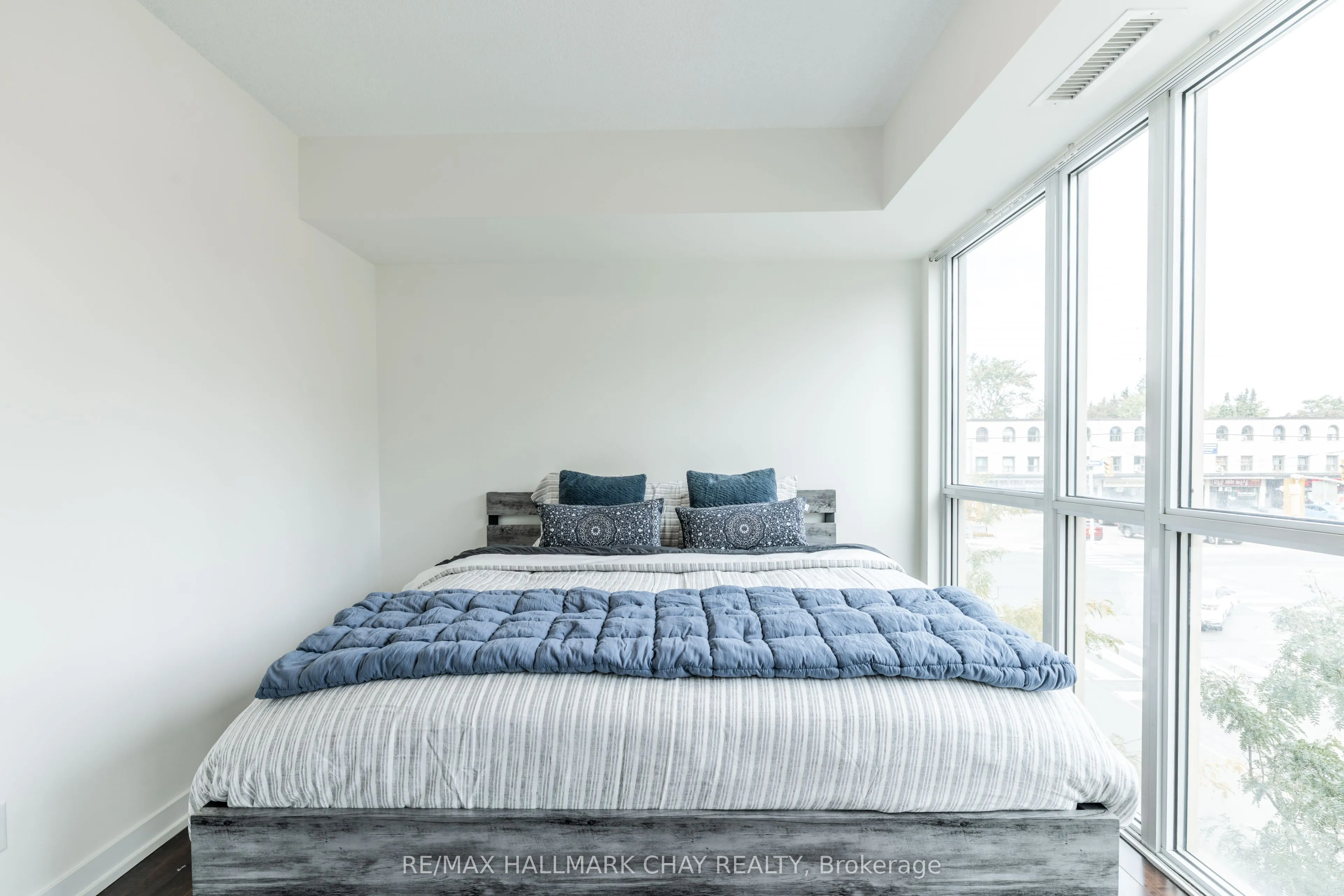 5101 Dundas Street W #204