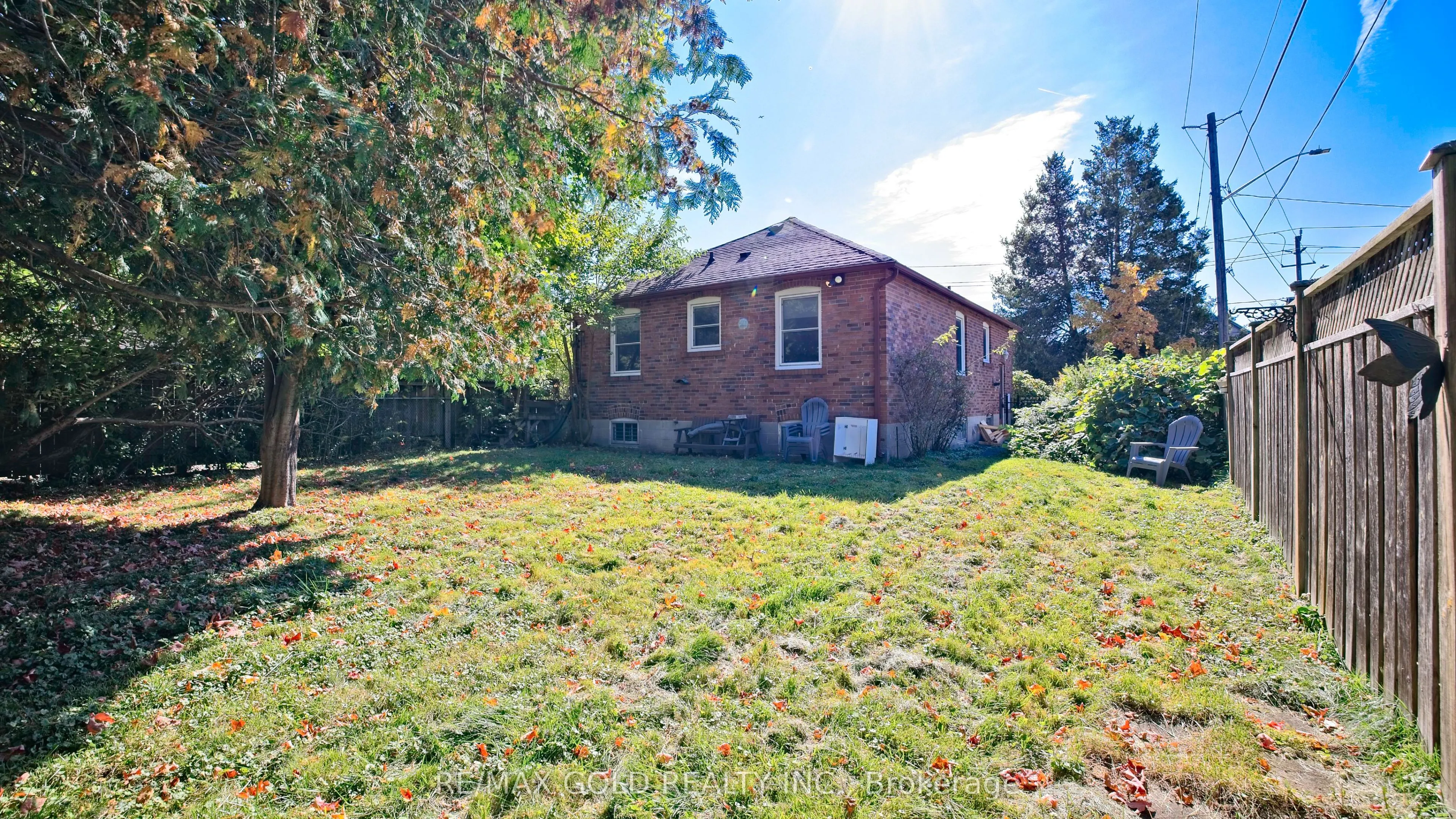 11 Pine Avenue N
