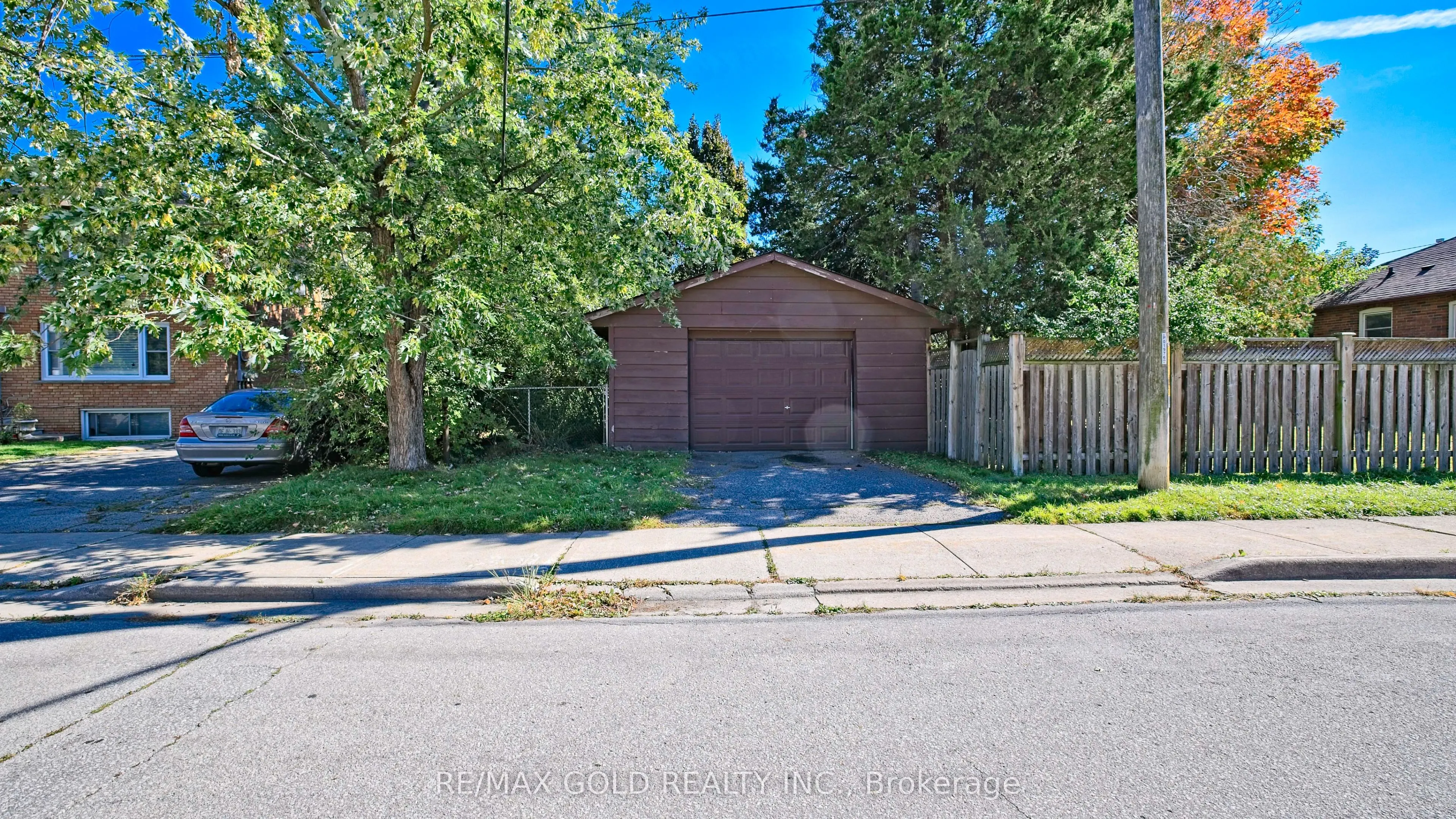 11 Pine Avenue N