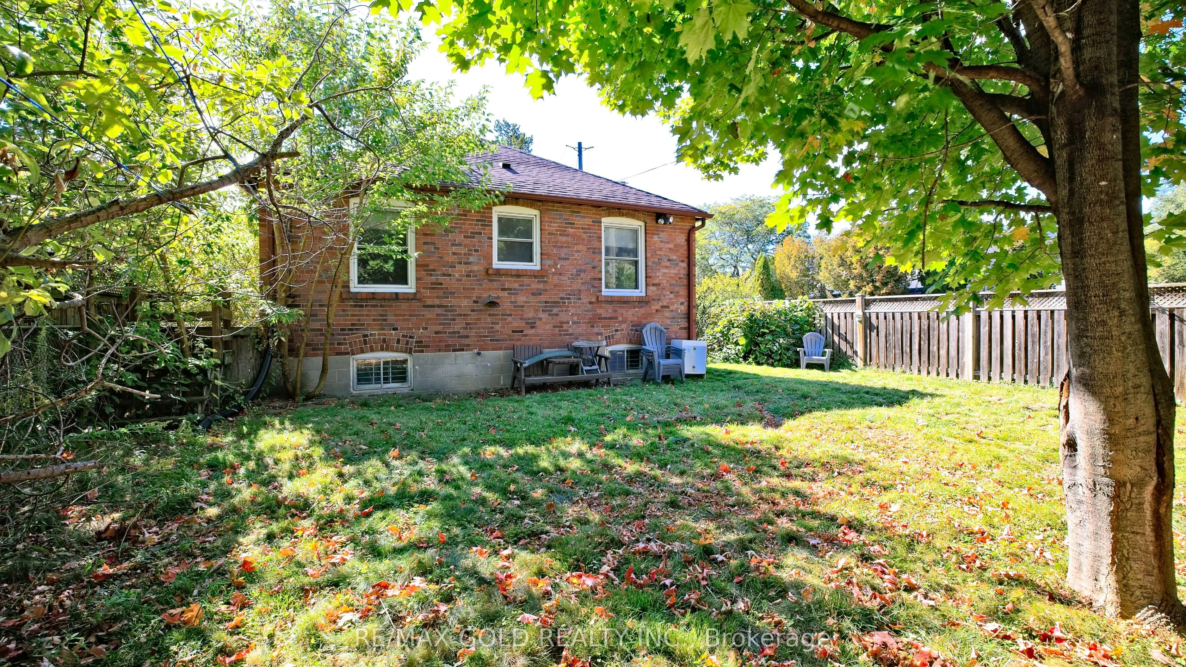 11 Pine Avenue N