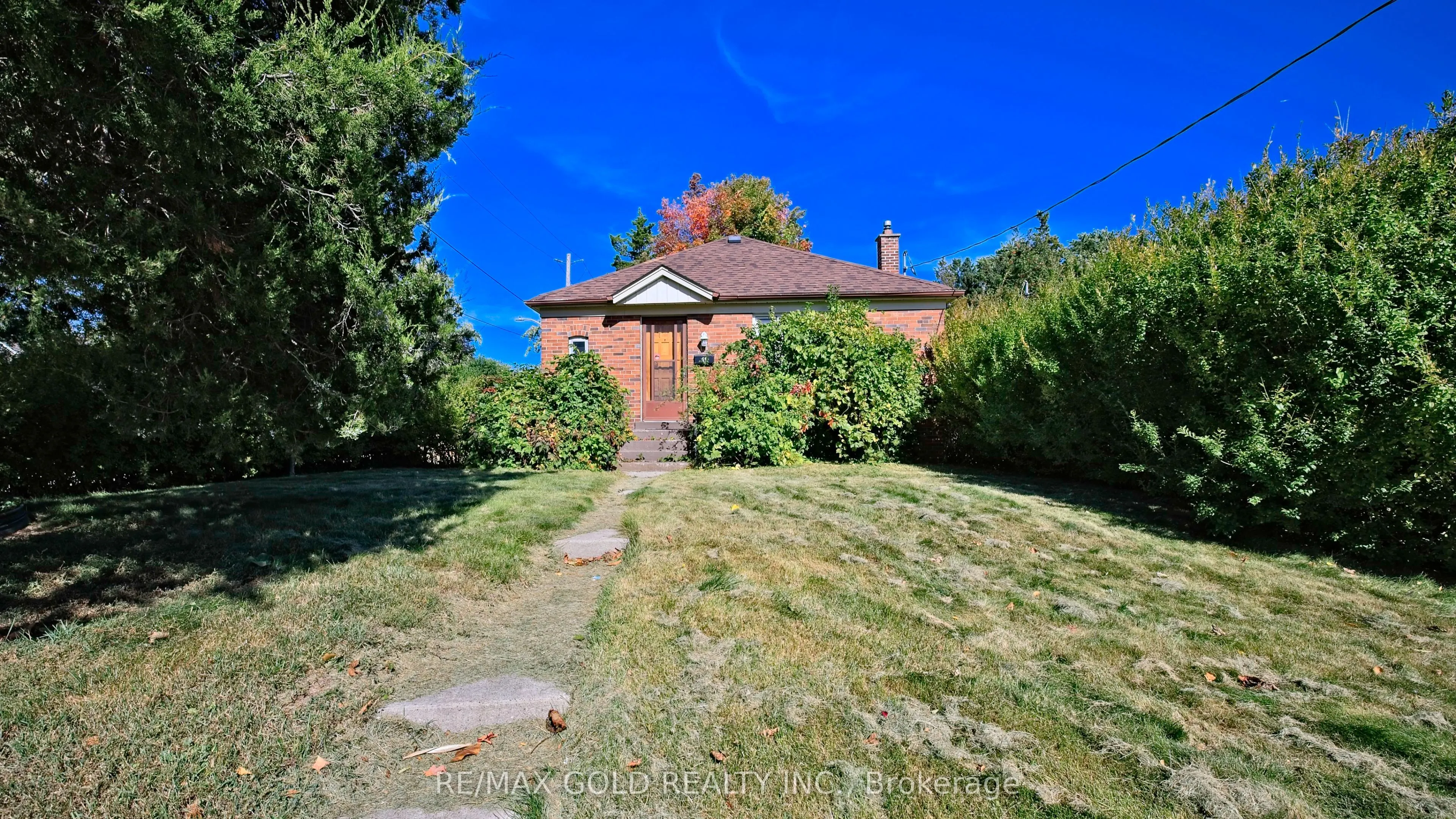 11 Pine Avenue N