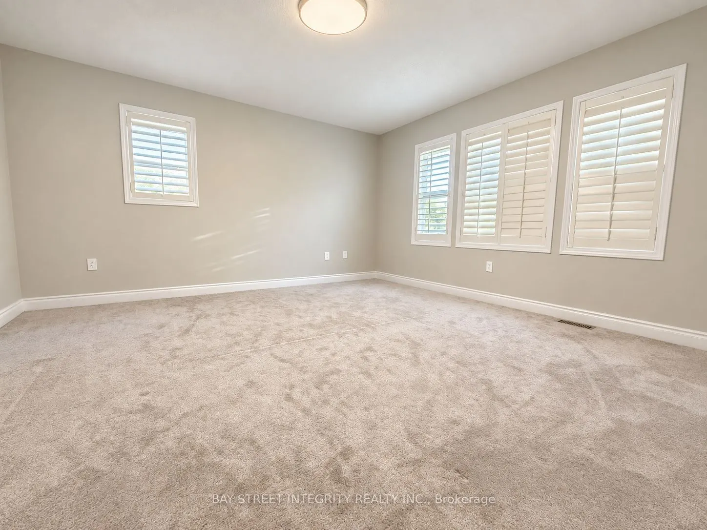 2198 Woodglen Crescent