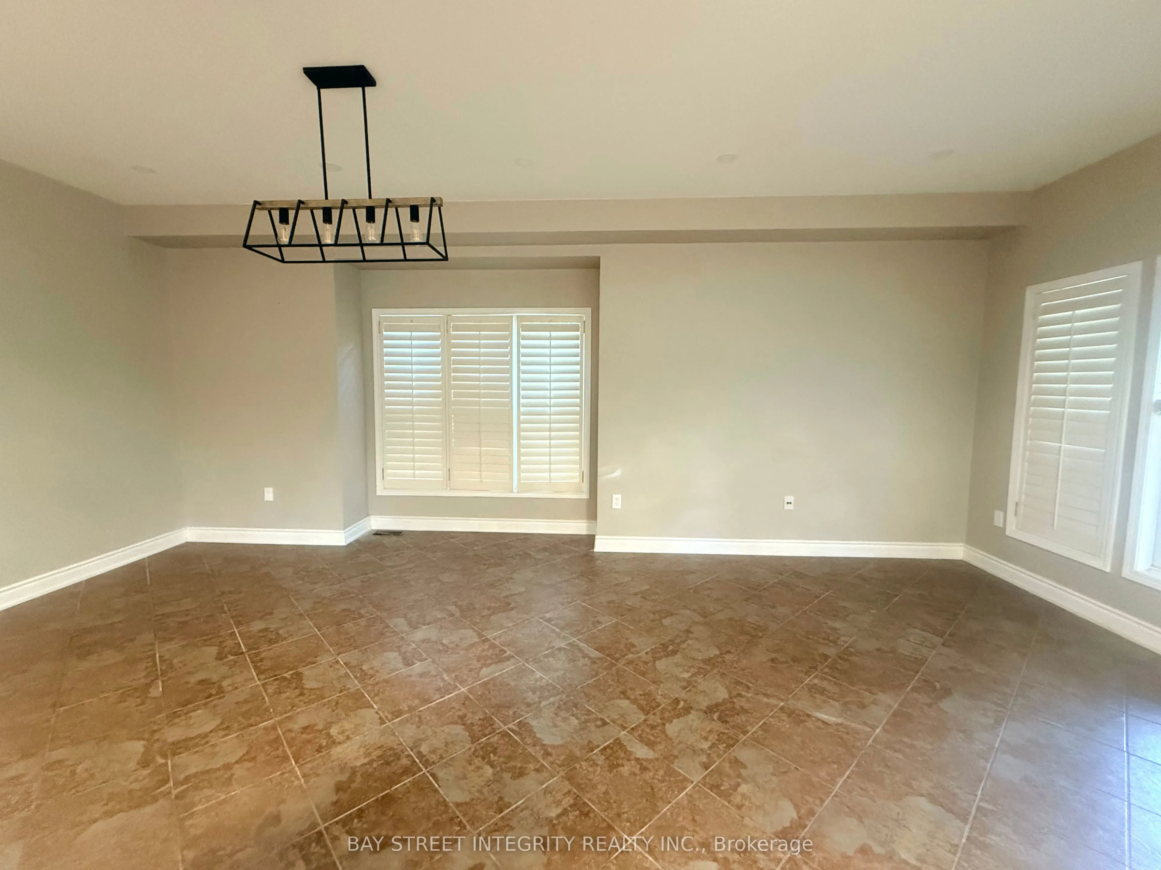 2198 Woodglen Crescent