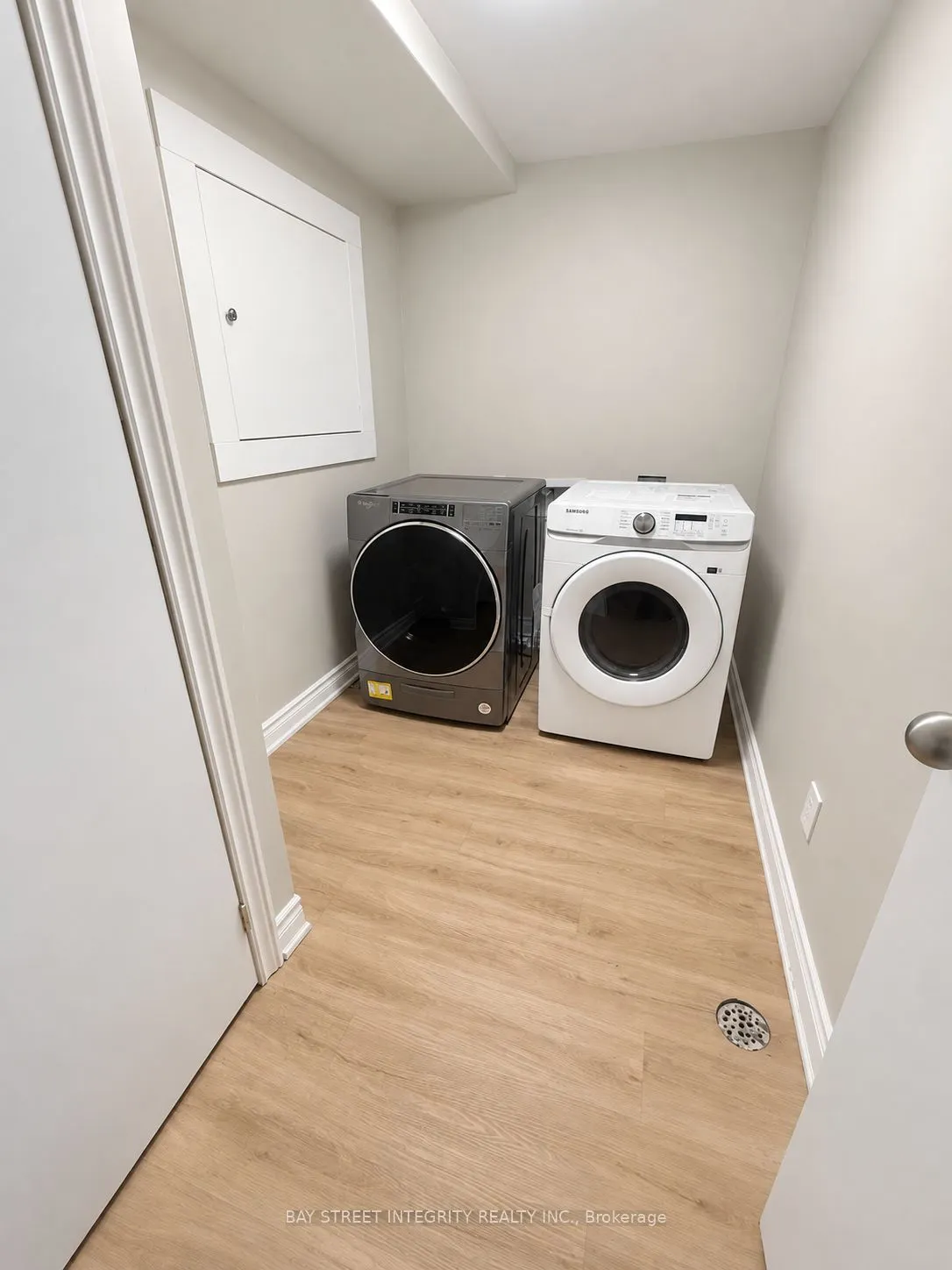 2198 Woodglen Crescent