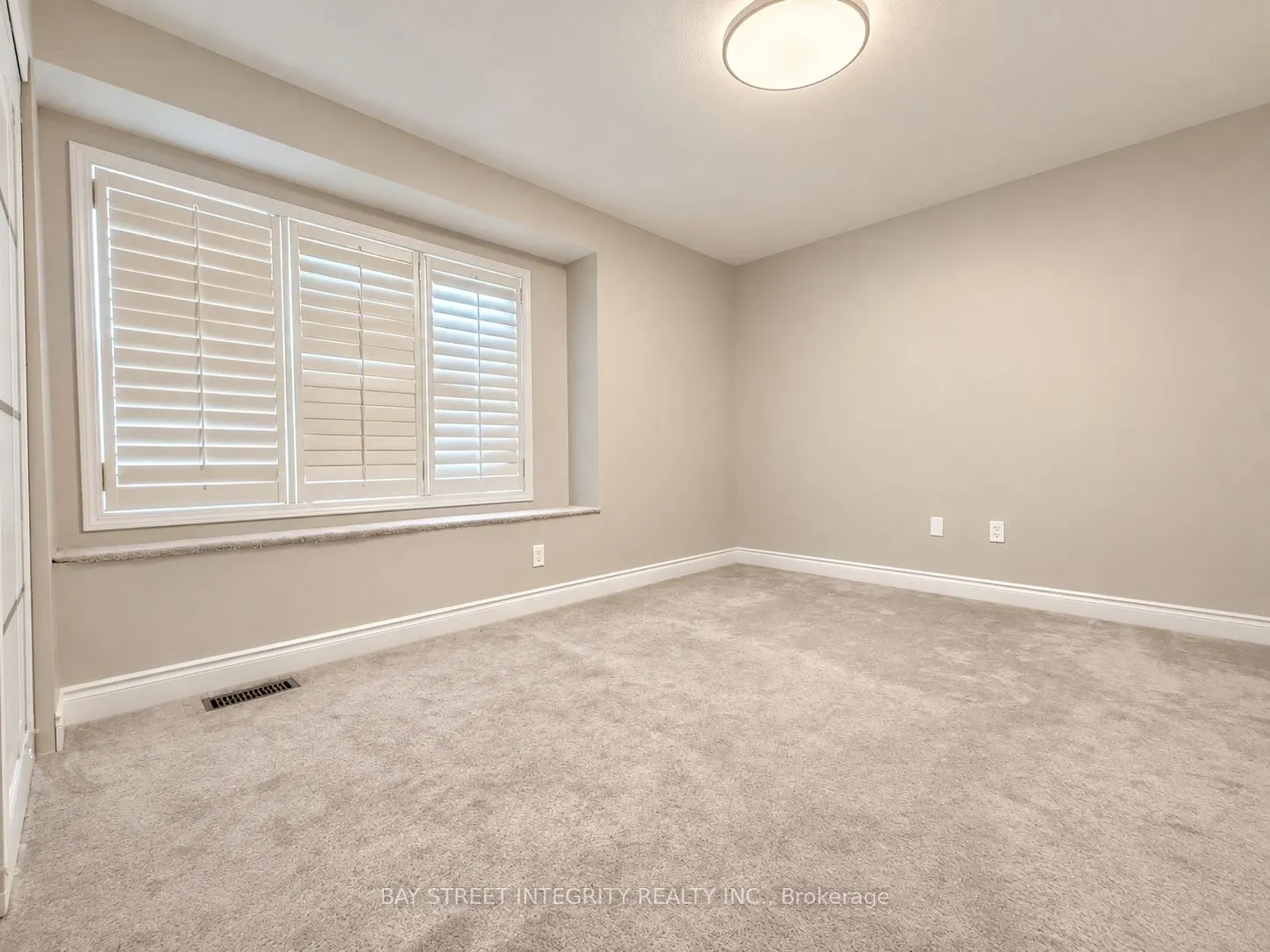 2198 Woodglen Crescent