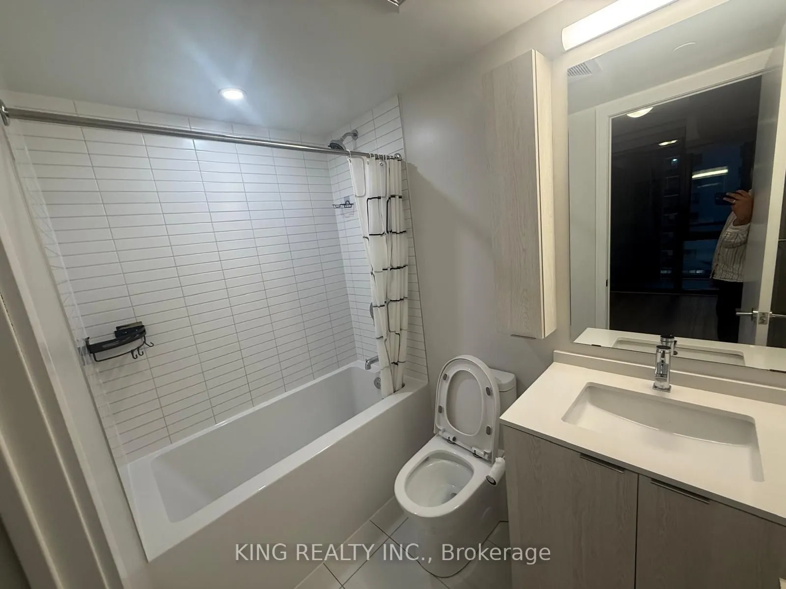 86 Dundas Street E #411