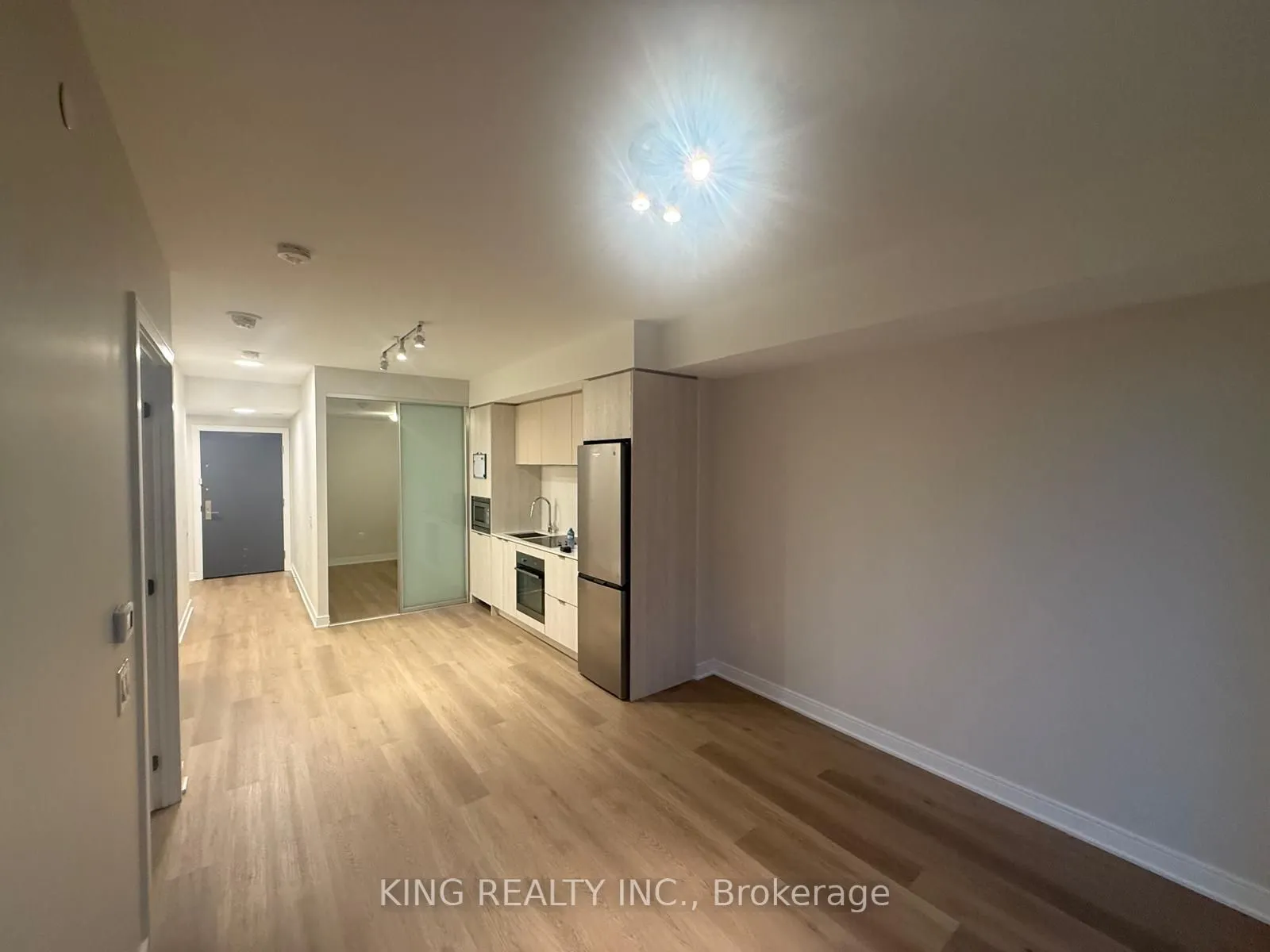 86 Dundas Street E #411