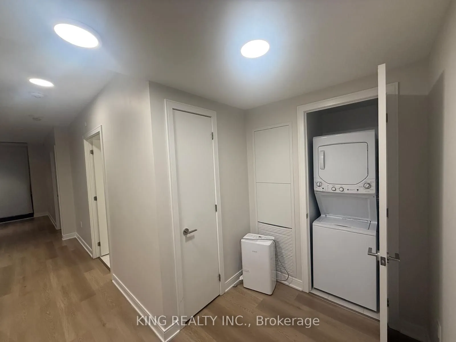 86 Dundas Street E #411