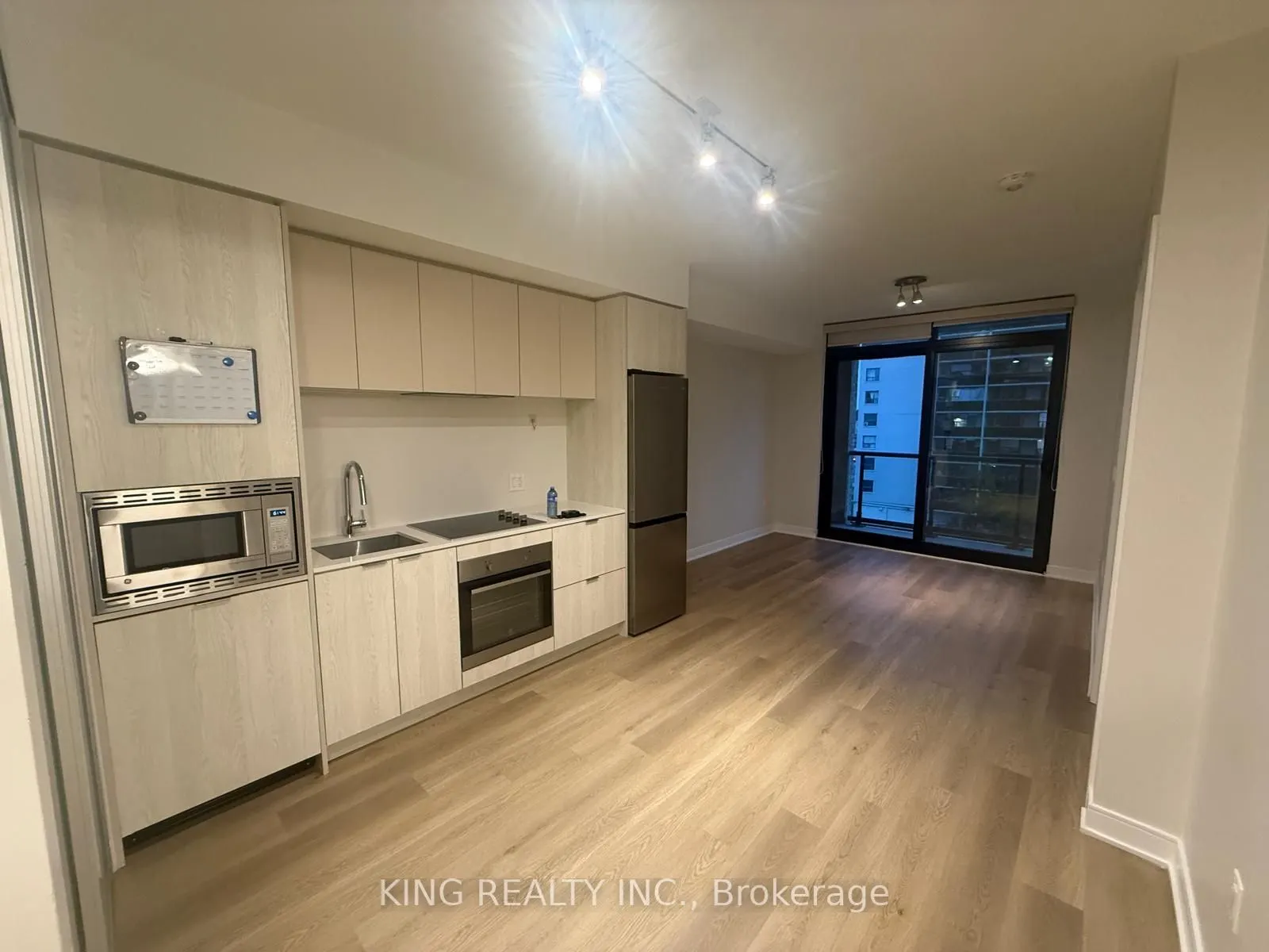 86 Dundas Street E #411