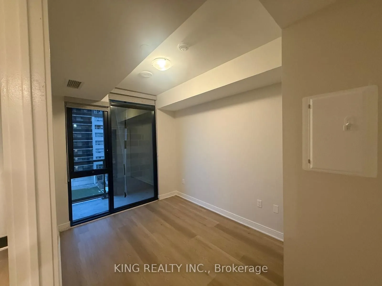 86 Dundas Street E #411
