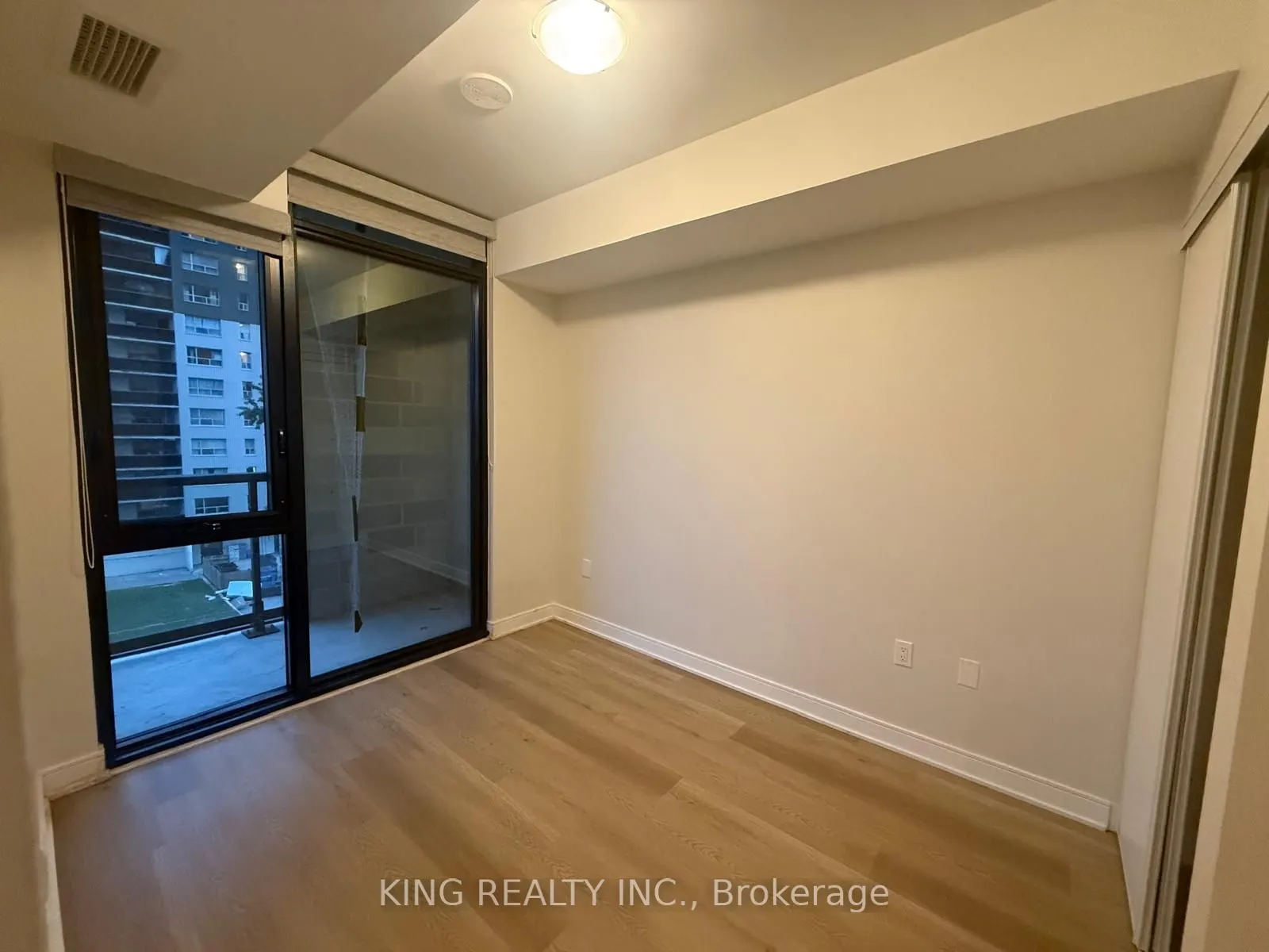86 Dundas Street E #411