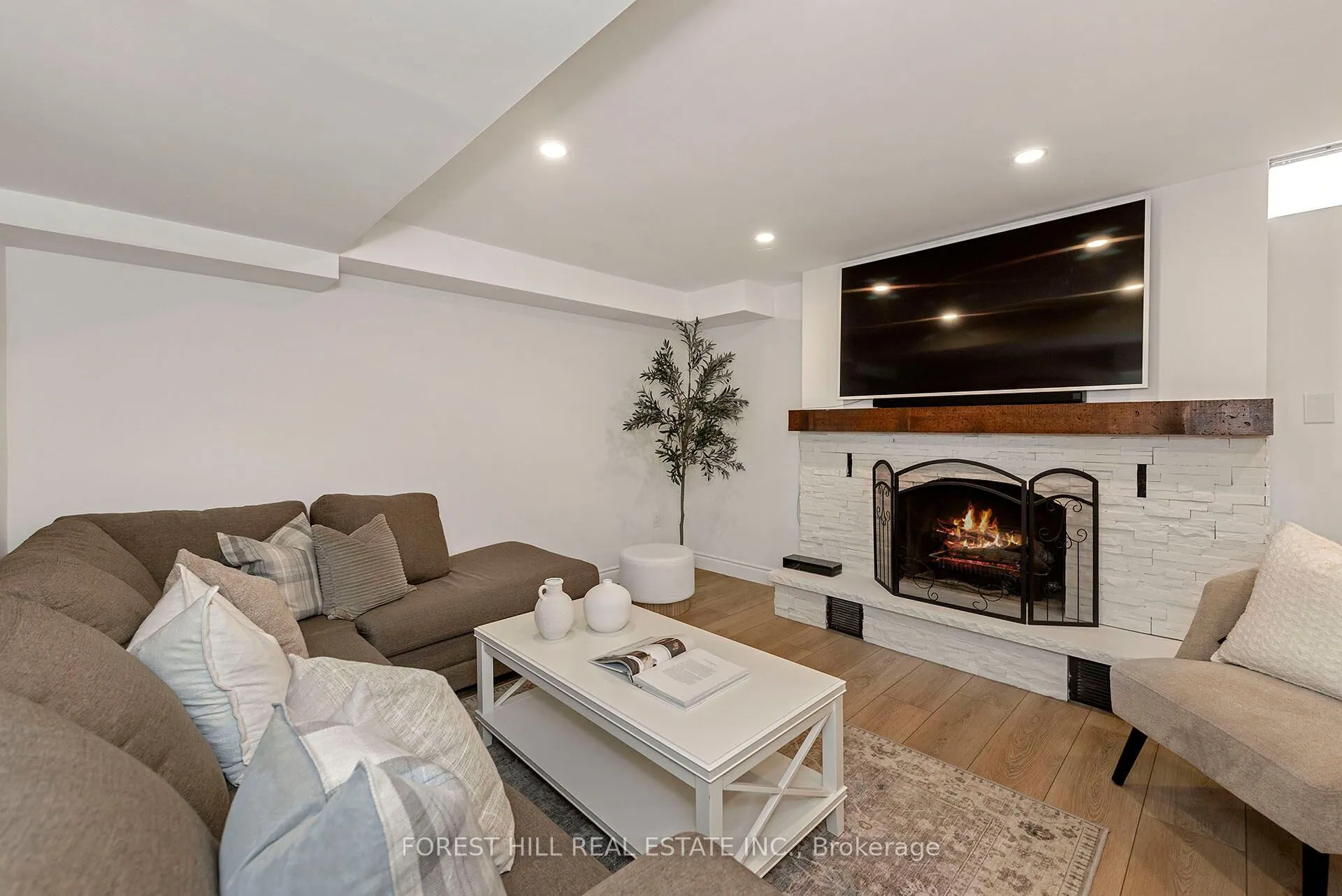 256 Randall Crescent