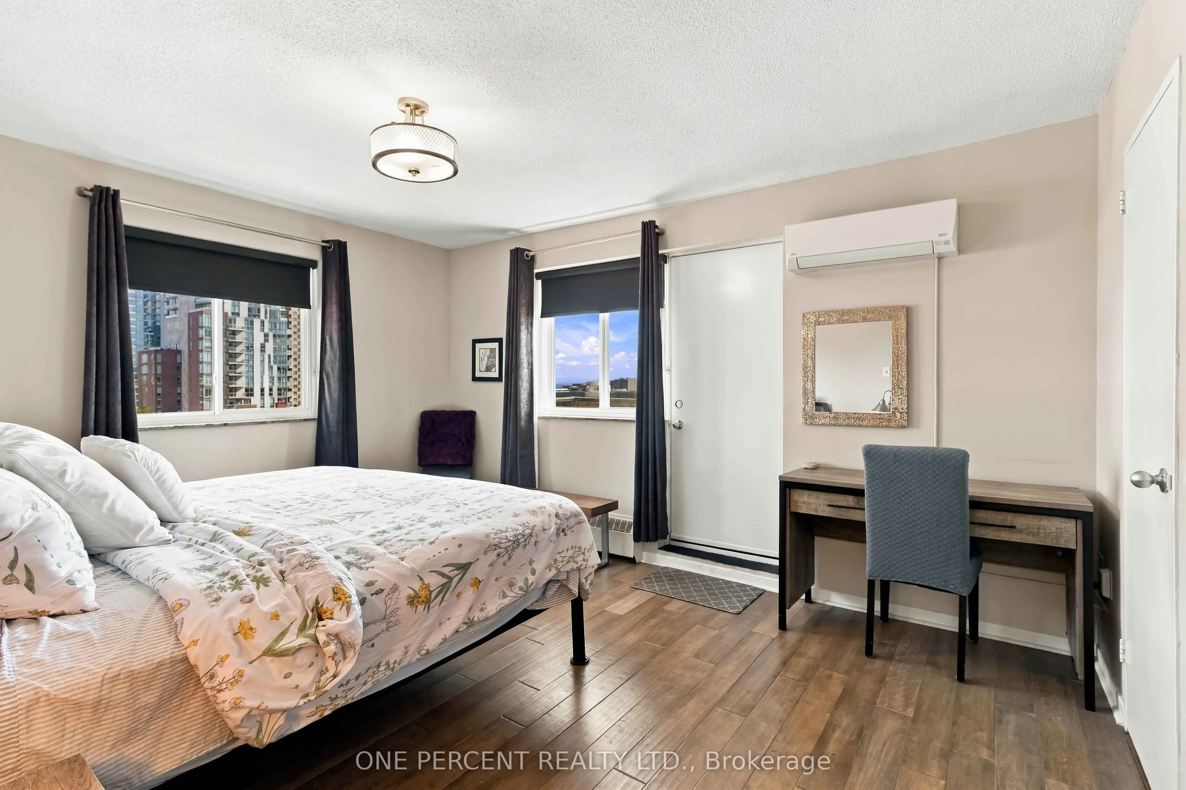 15 Elizabeth Street N #904