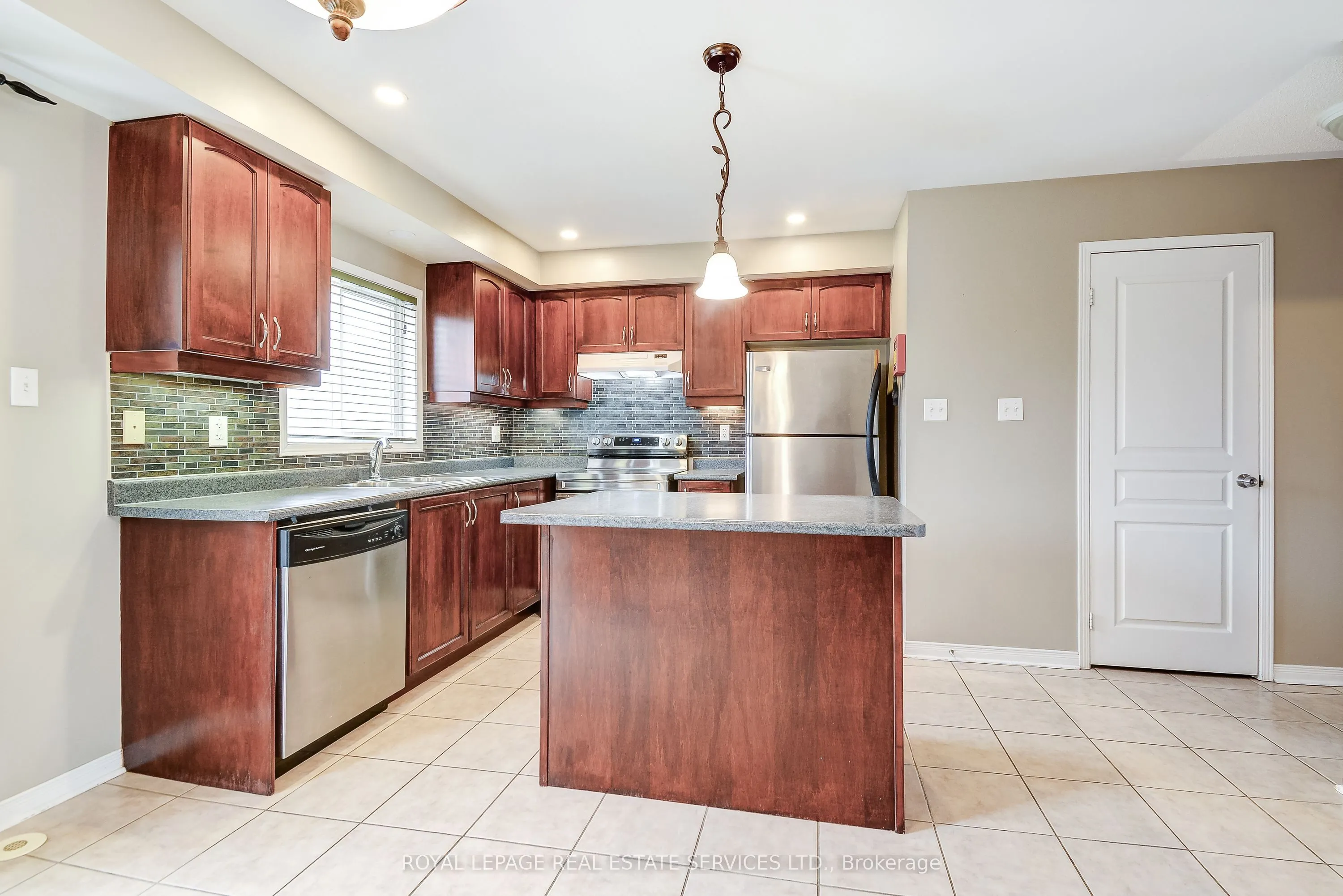 2353 Saddlecreek Crescent