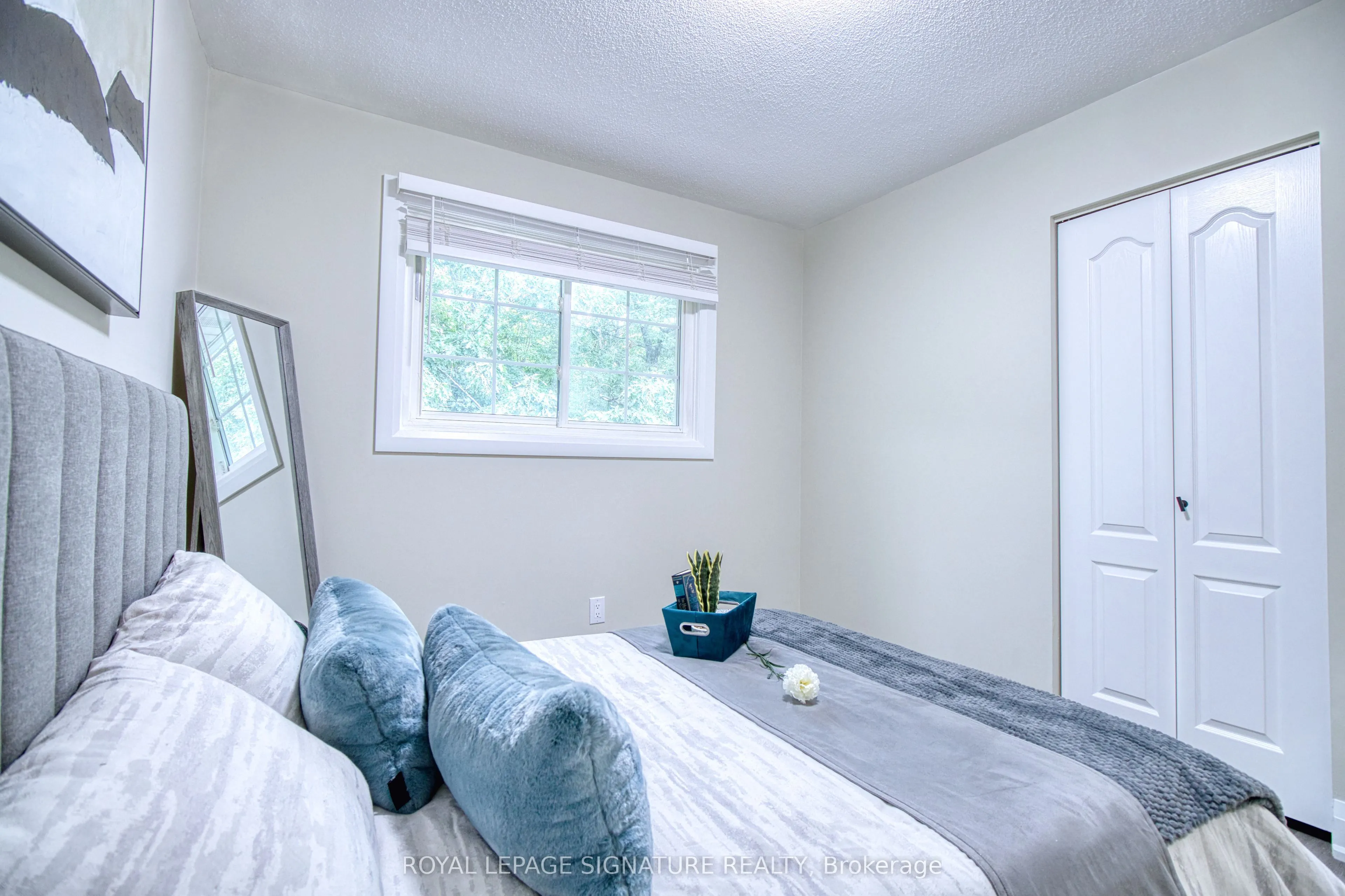 1414 Harmsworth Square