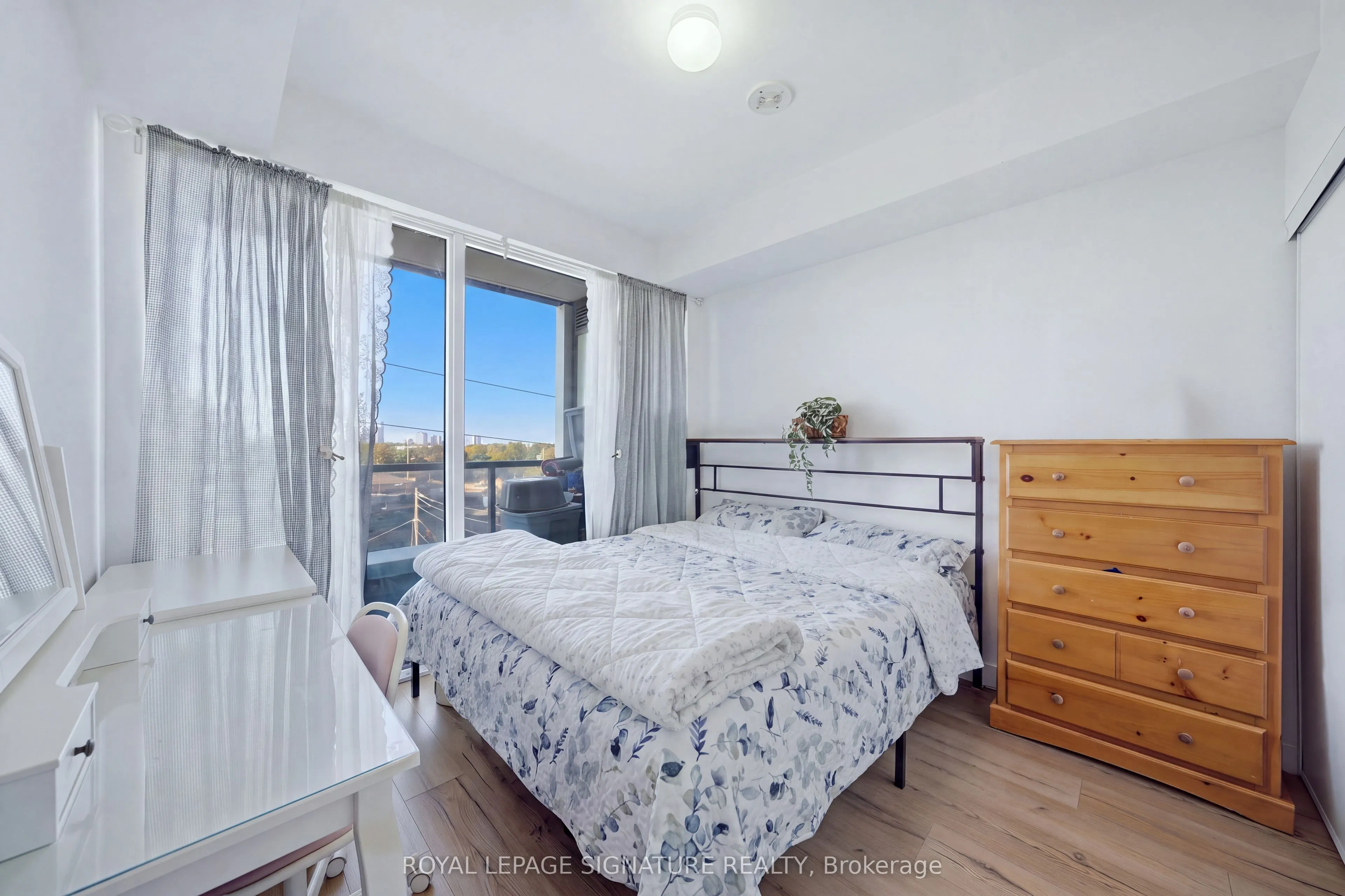 1195 The Queensway #406