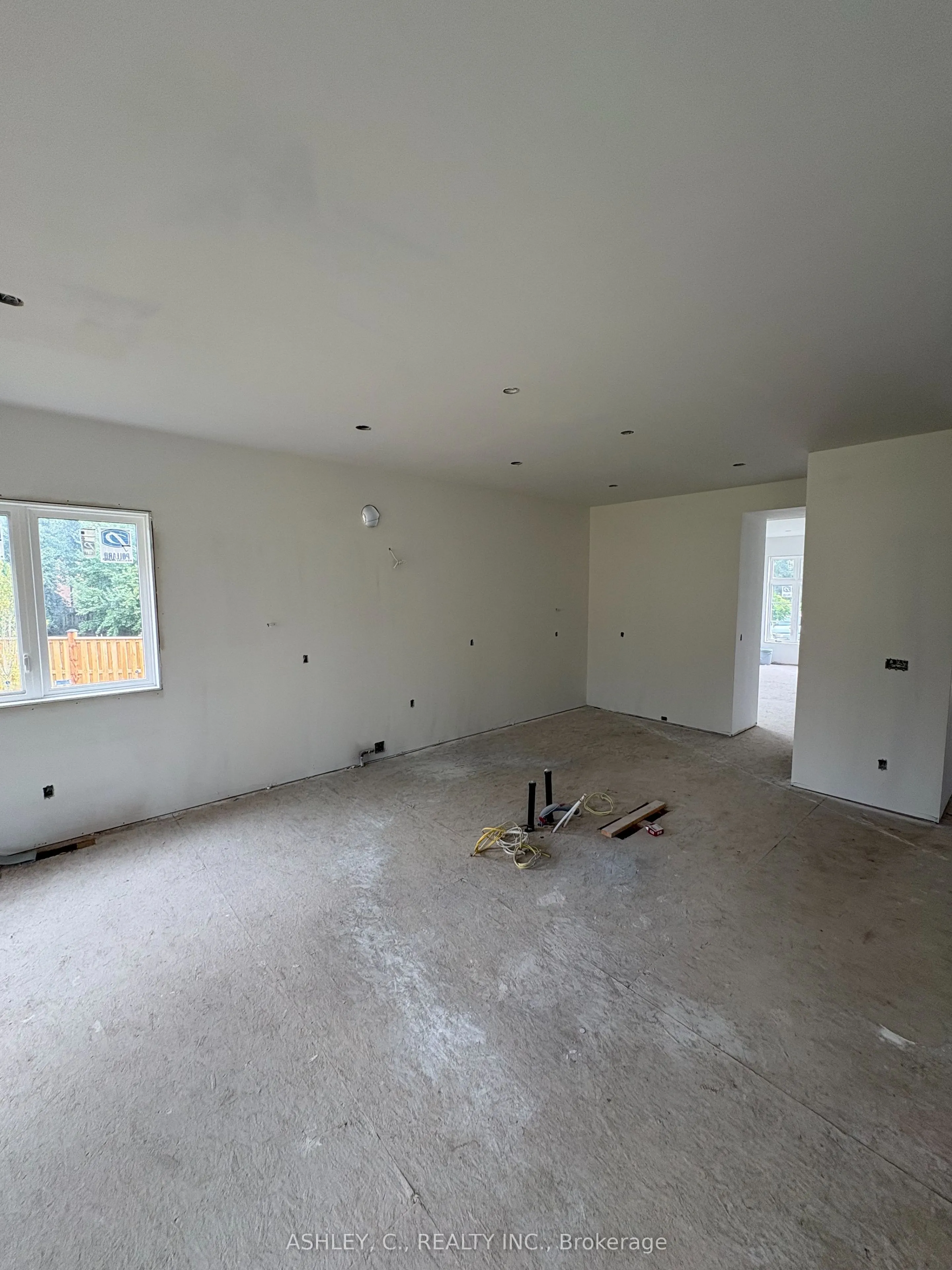 2574 Sharon Crescent
