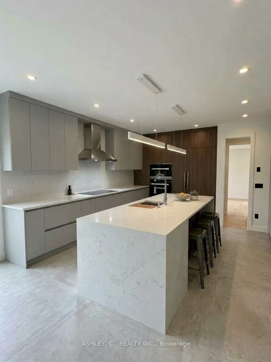 2574 Sharon Crescent