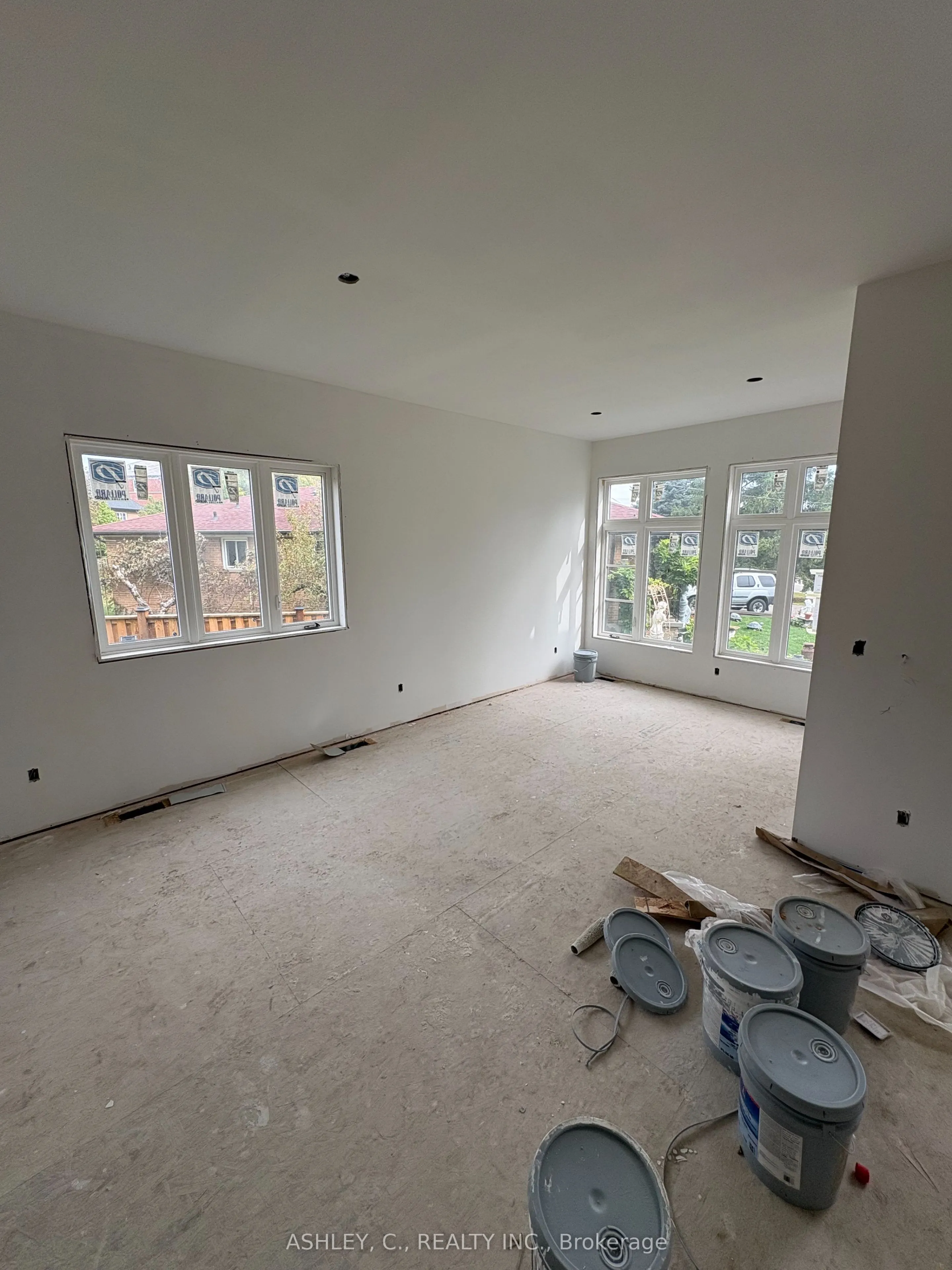 2574 Sharon Crescent