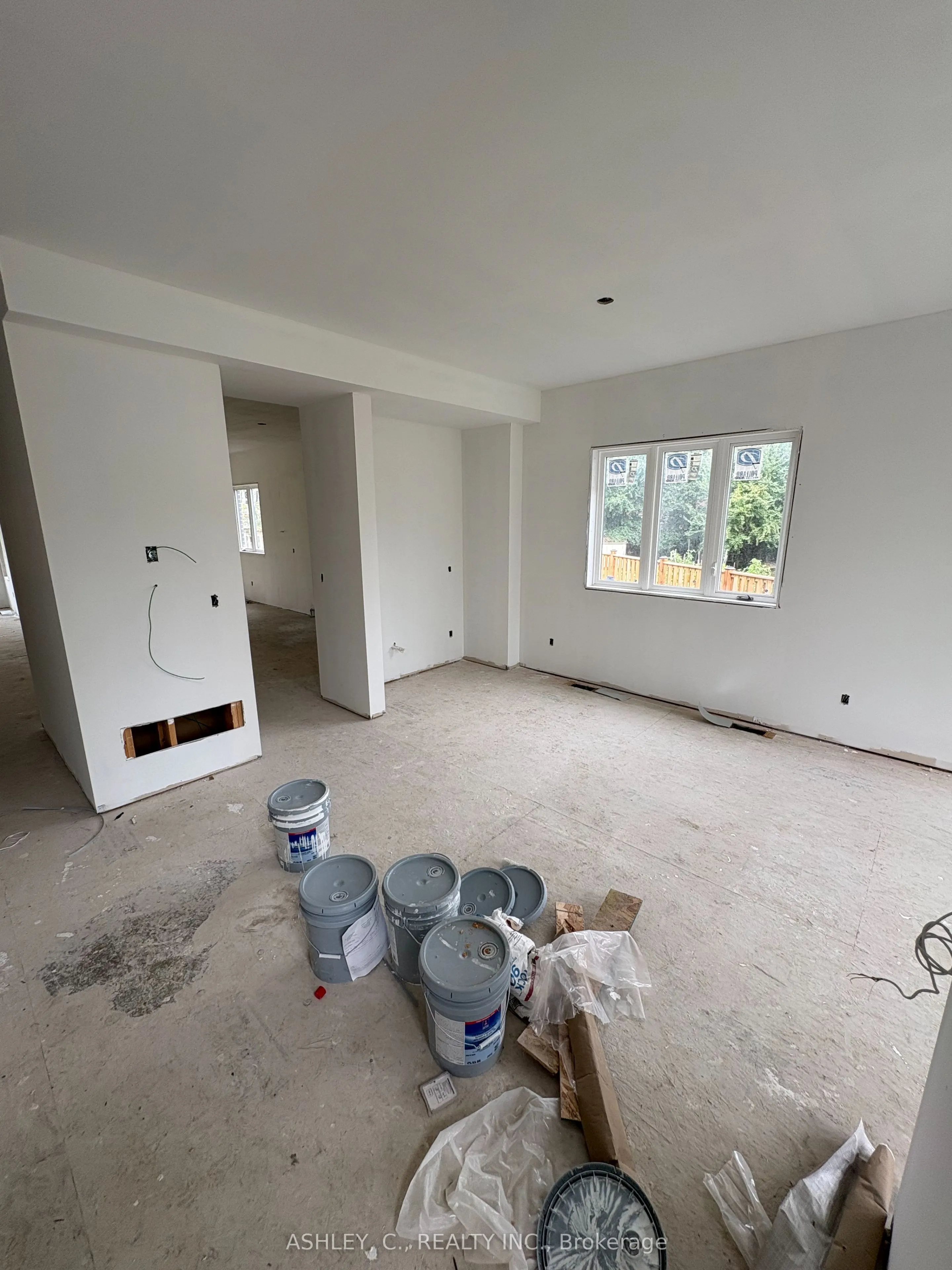 2574 Sharon Crescent
