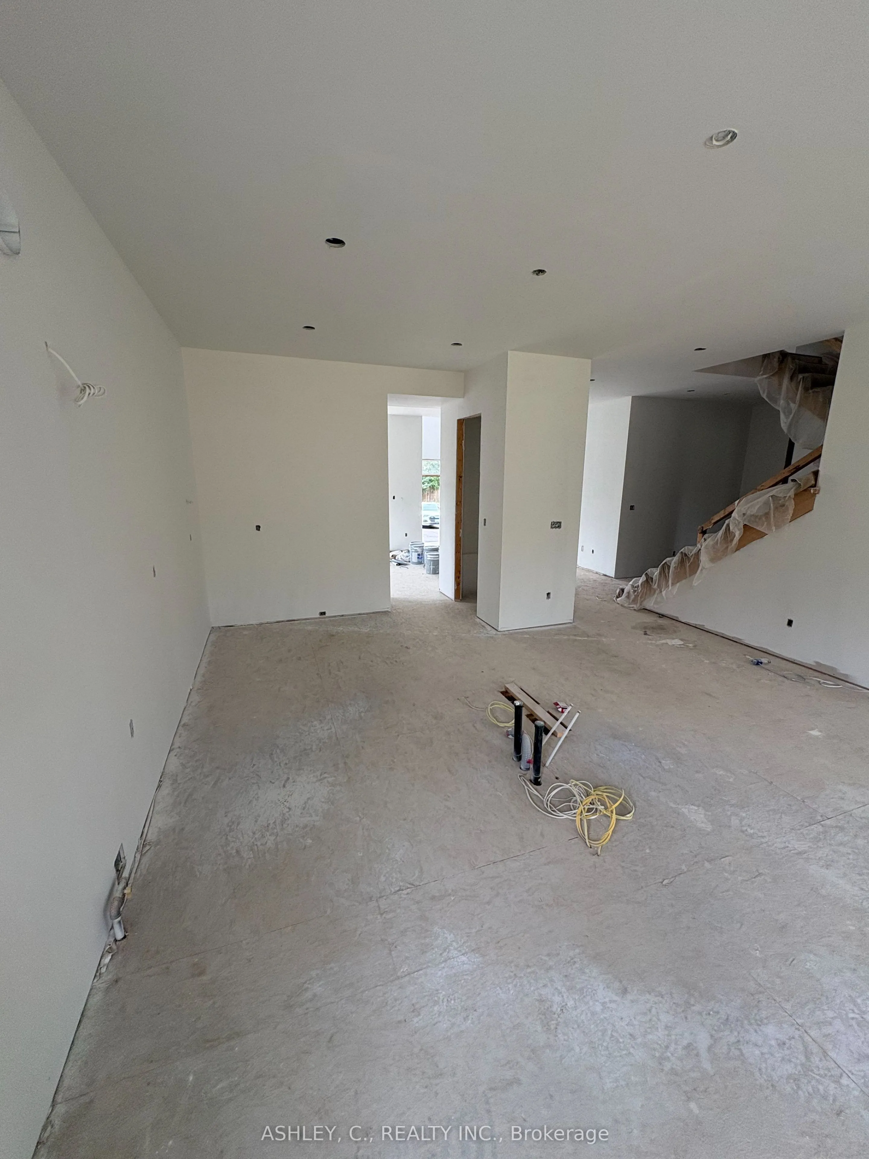 2574 Sharon Crescent