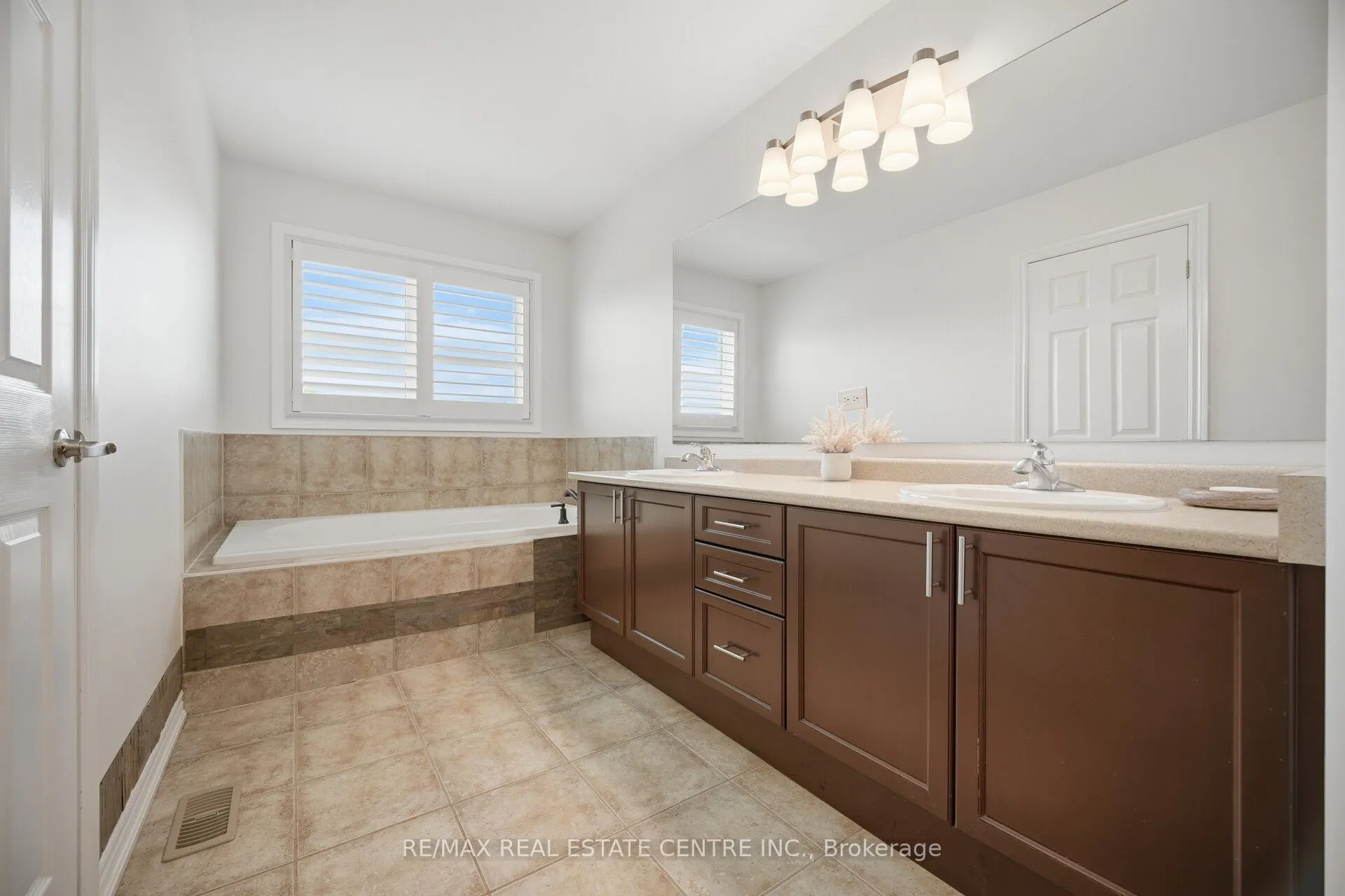 2425 QUETICO Crescent