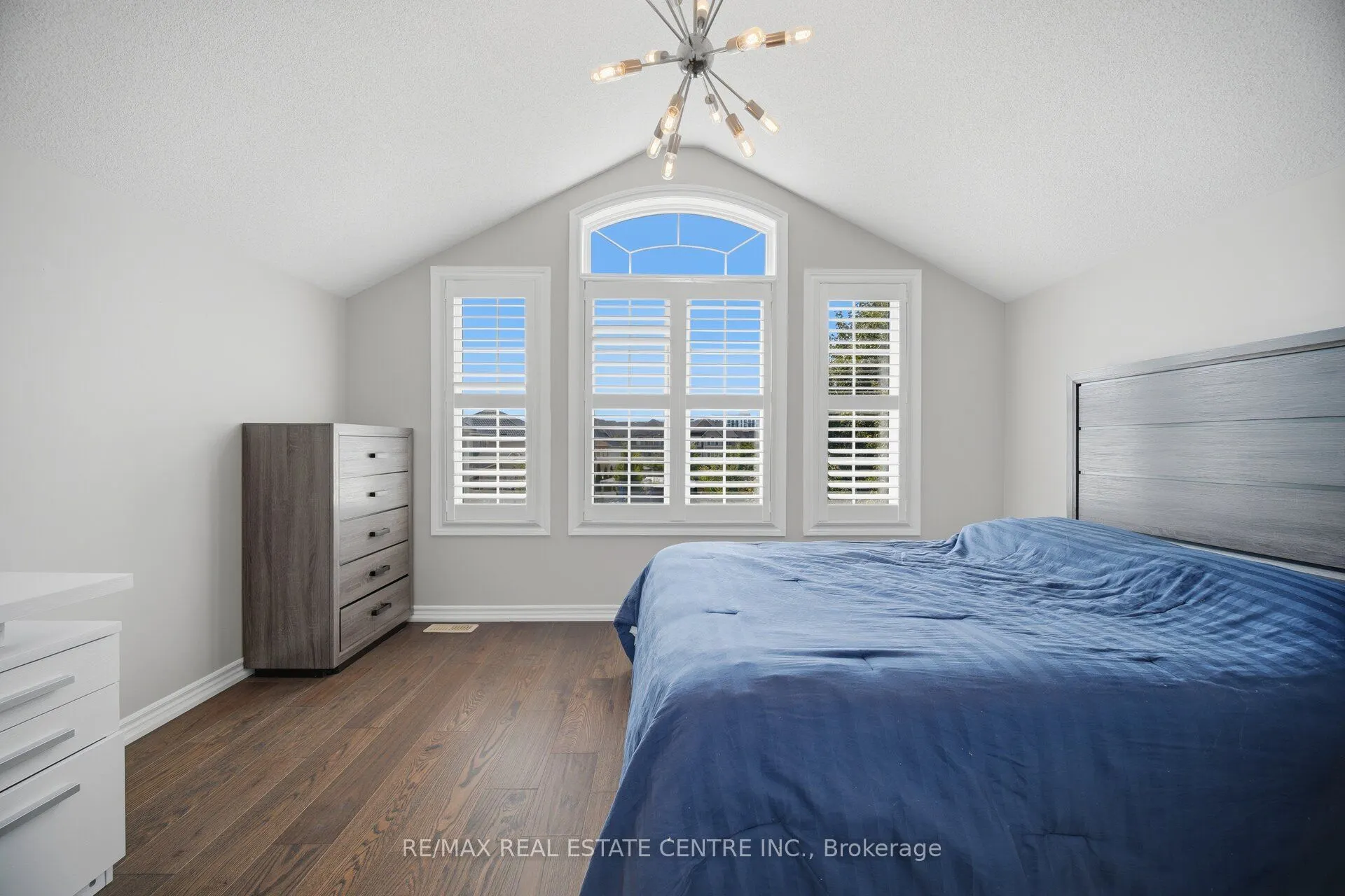 2425 QUETICO Crescent